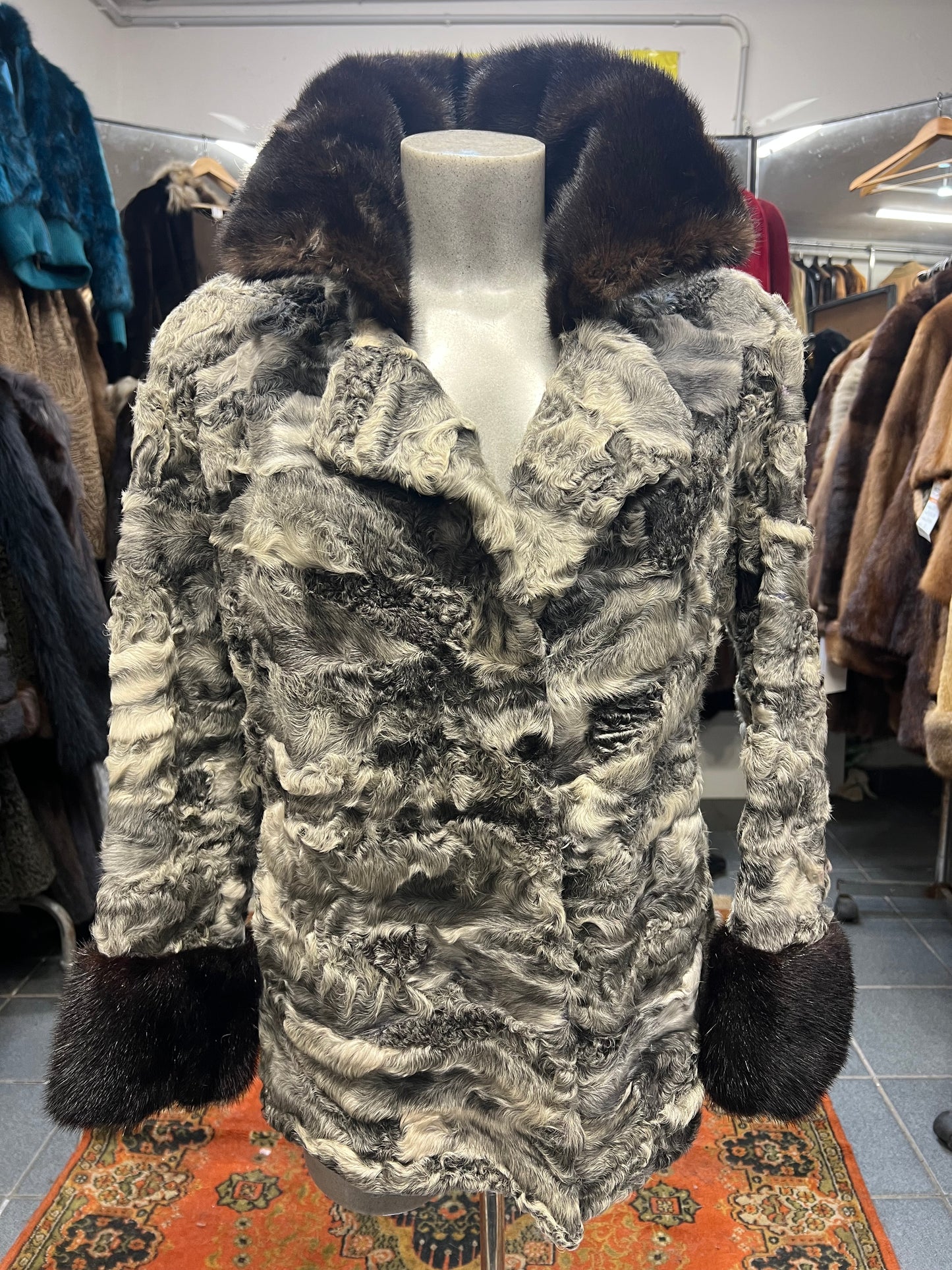 Cape astrakan col et poignée en vison