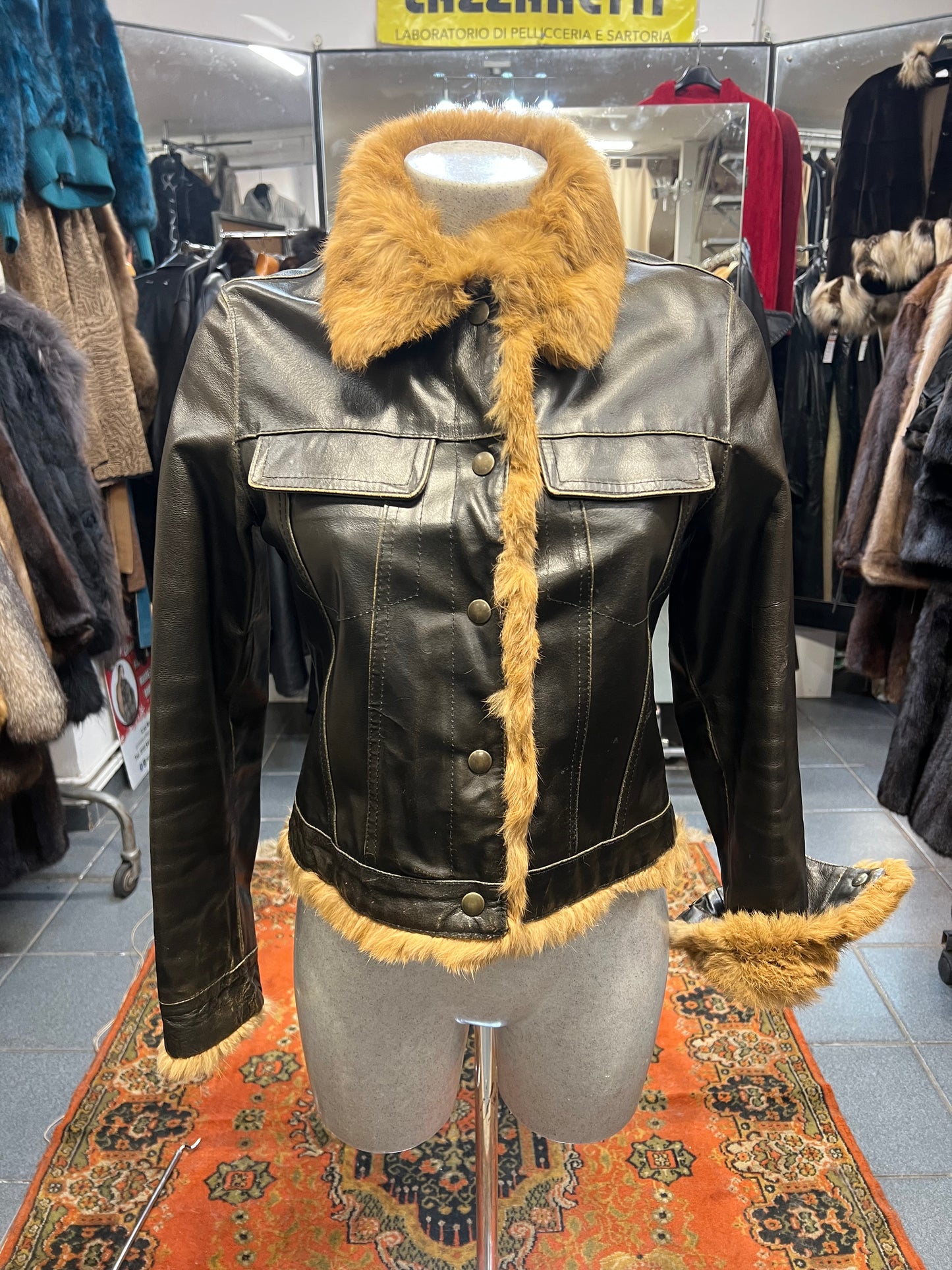 Veste Conbipel en cuir et fourrure sur le bordure