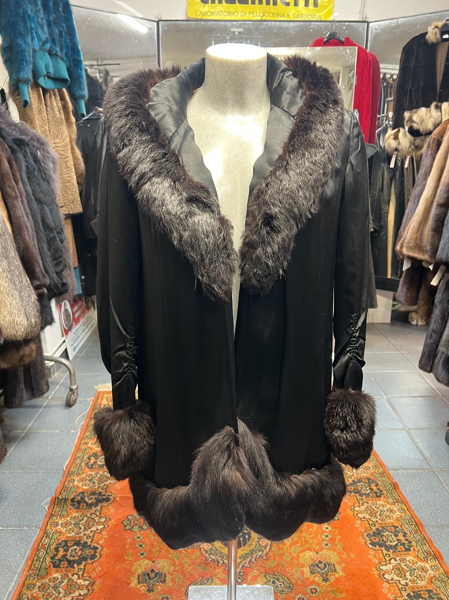 Veste en fourrure de renard sur le col, poignée et la taille