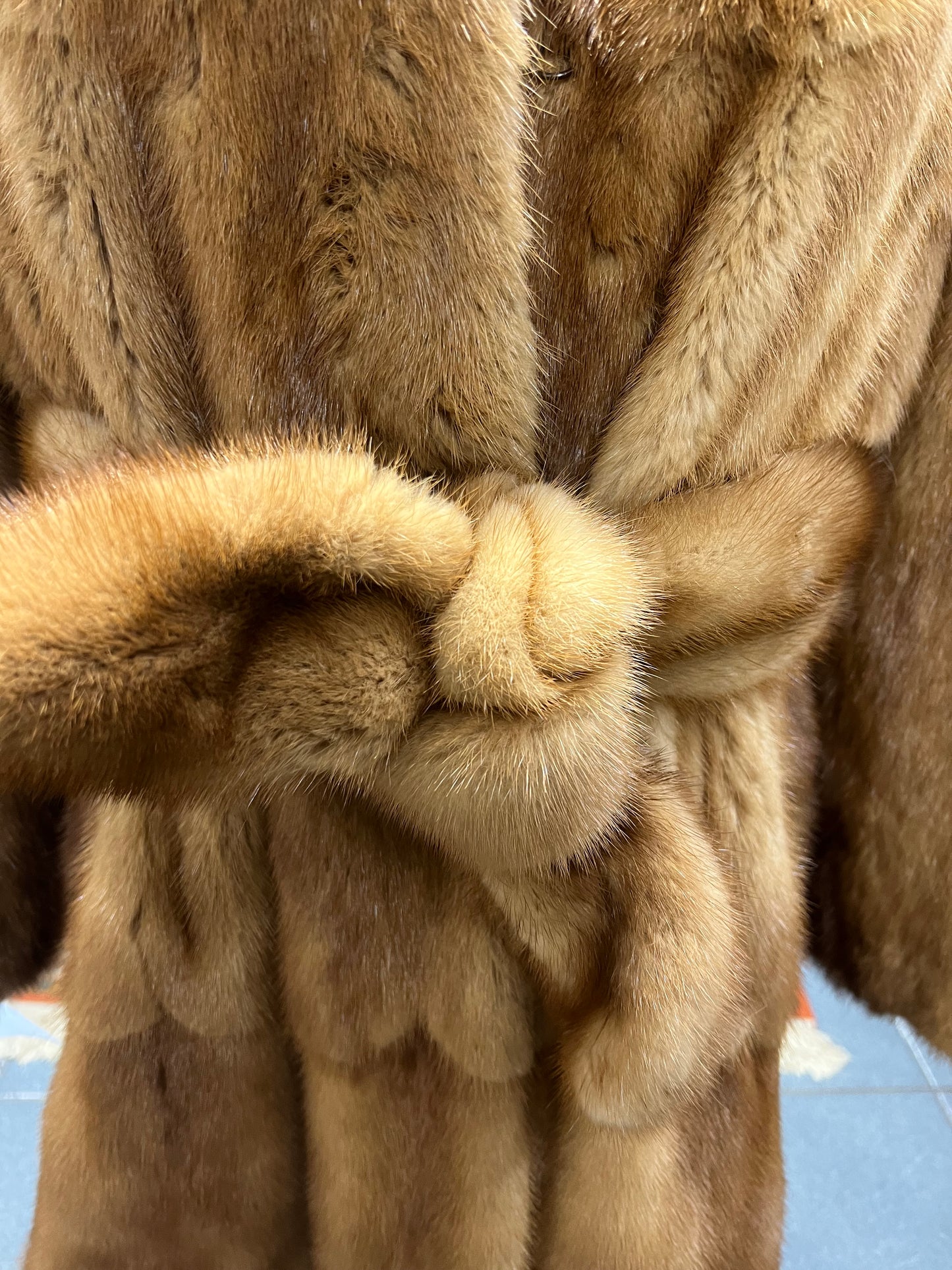 Vison avec capuche et ceinture