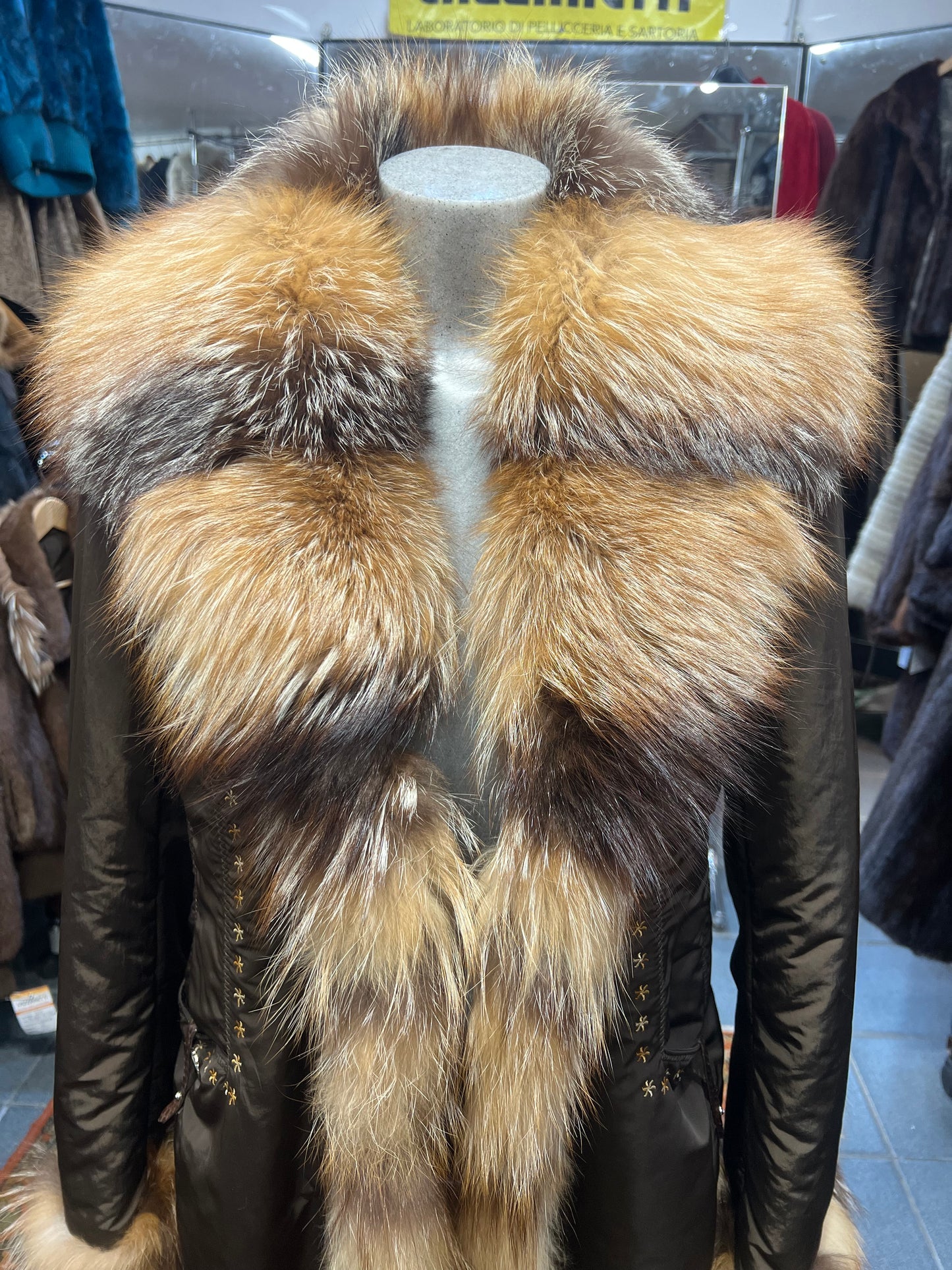 Manteau en fourrure sur le bordure et le poignet