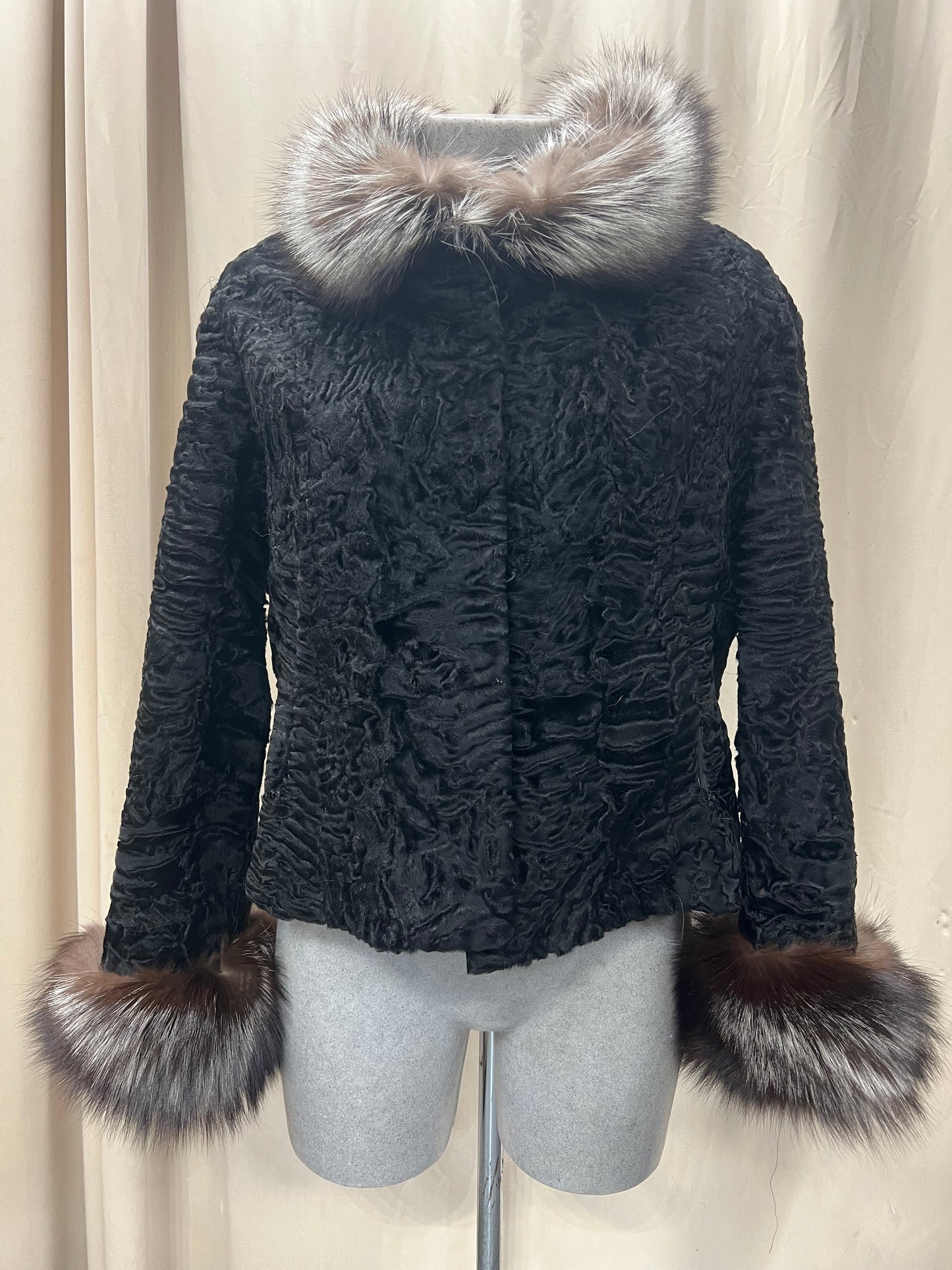 Renard sur le col et le poignet fourrure en persan