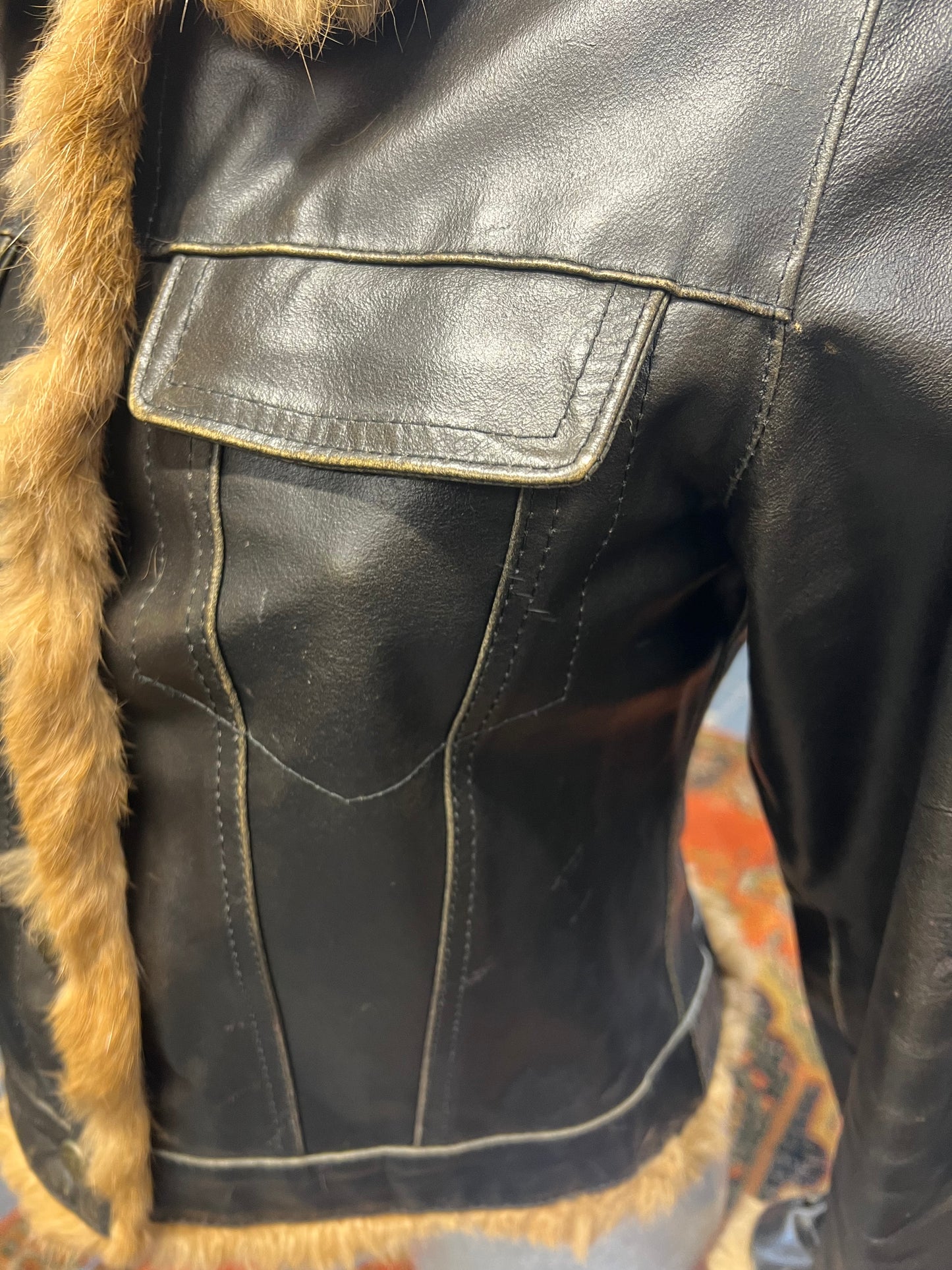 Veste Conbipel en cuir et fourrure sur le bordure