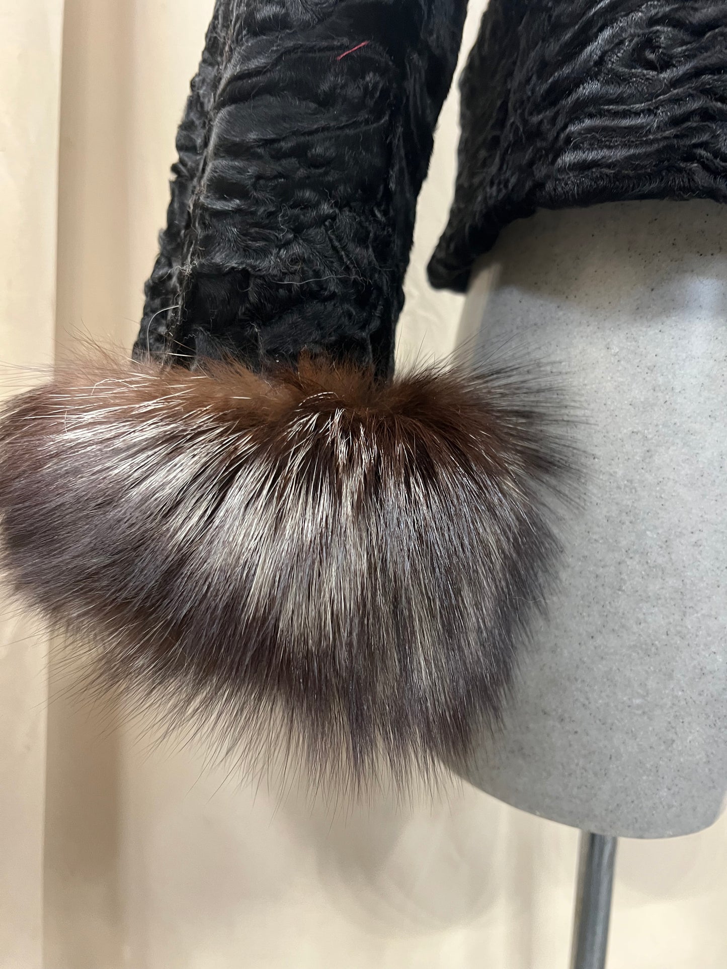 Renard sur le col et le poignet fourrure en persan