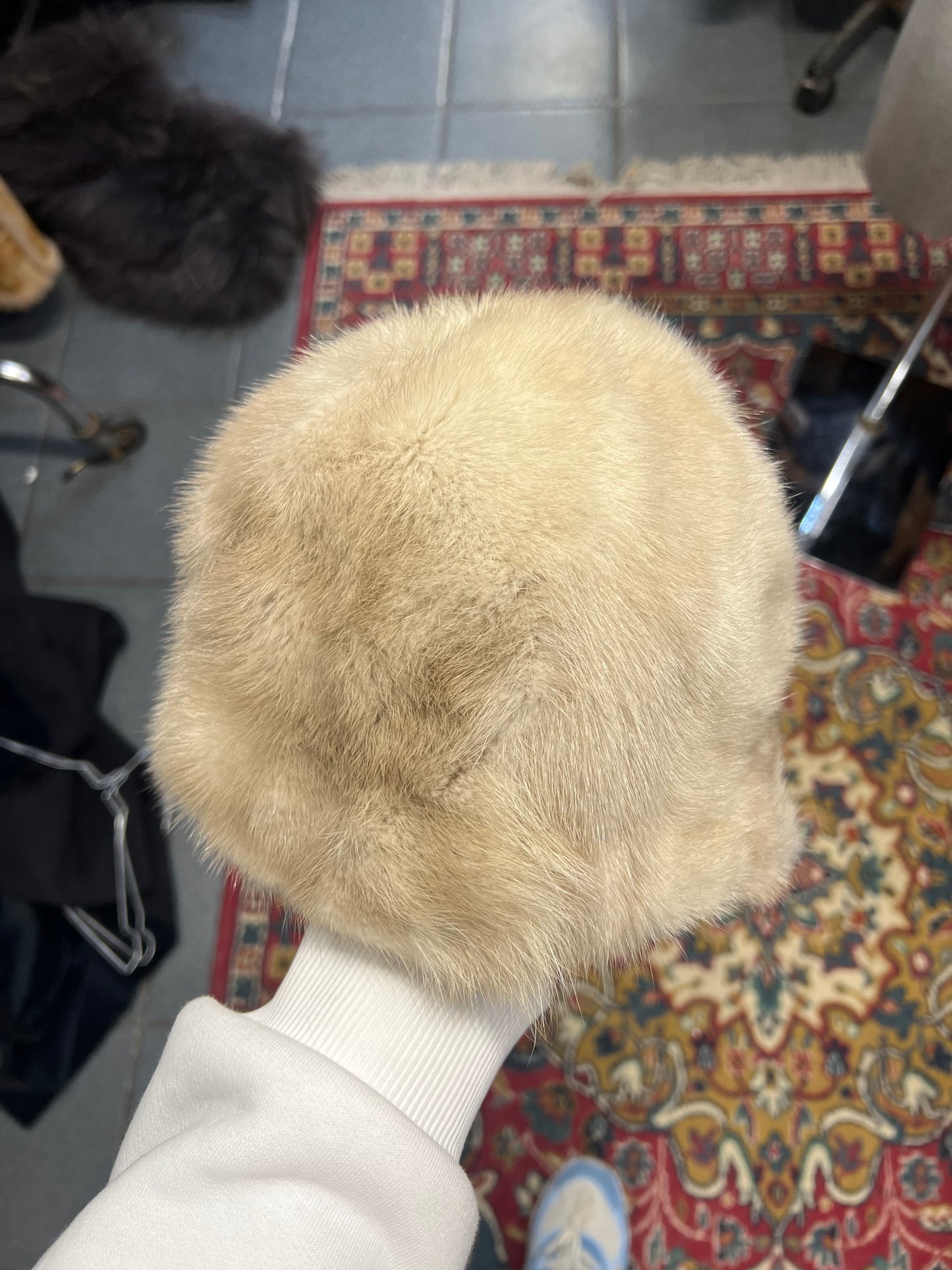 Bonnet en fourrure de vison clair