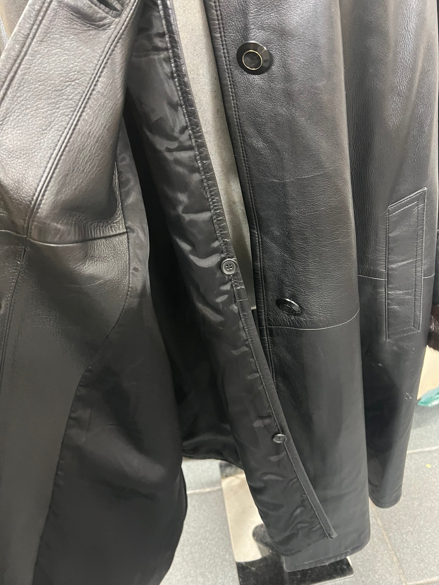 Manteau en cuir et fur sur le col et poignée