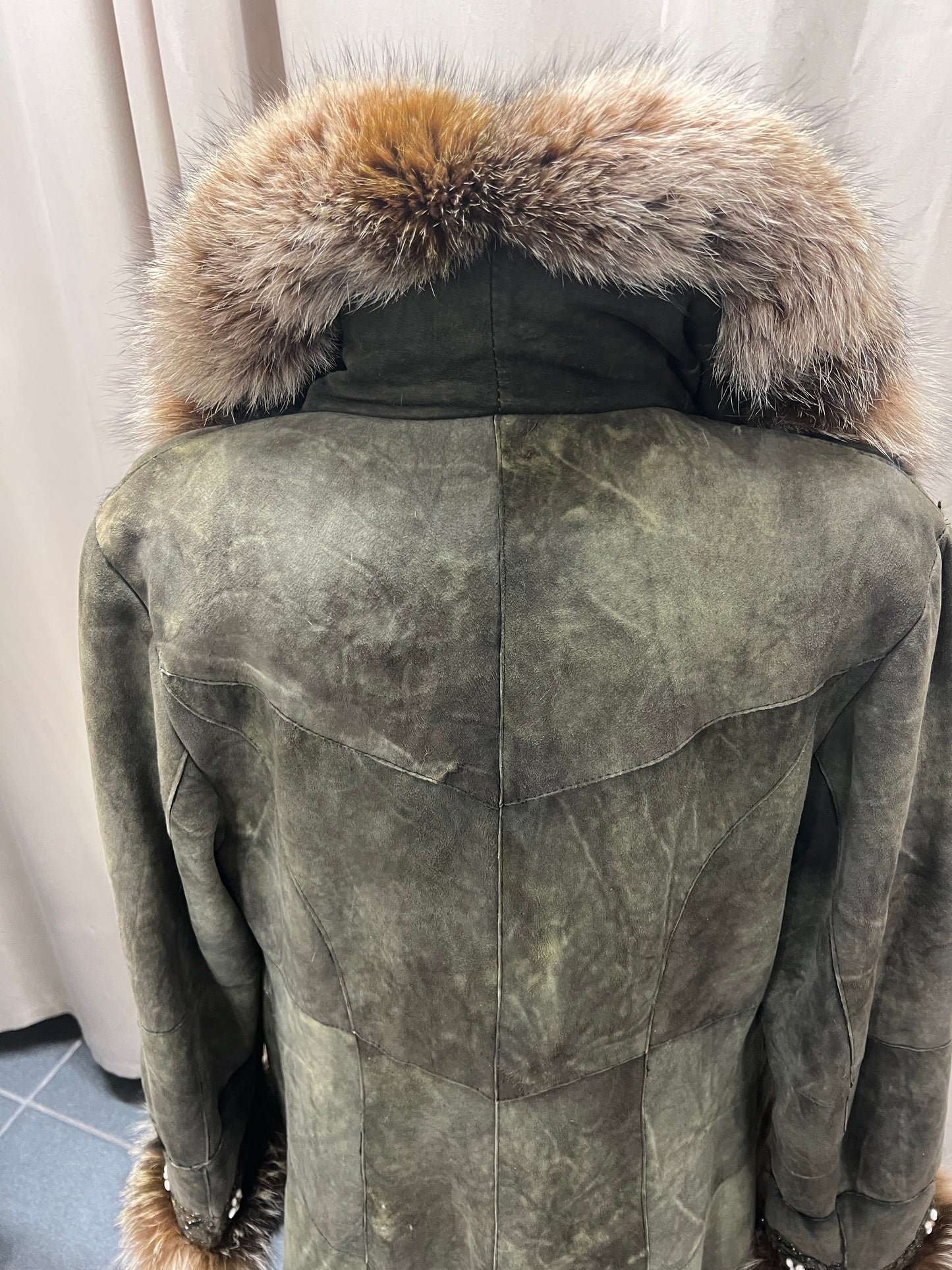 Manteau du bordure en fourrure de renard argenté