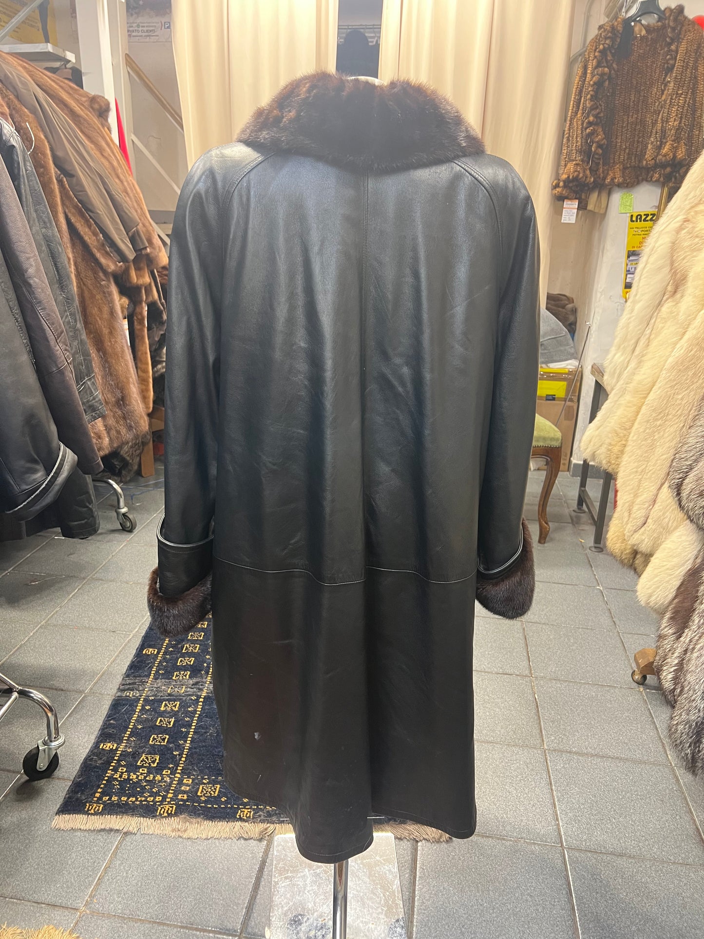 Manteau en cuir et fourrure de vison au col et poignée