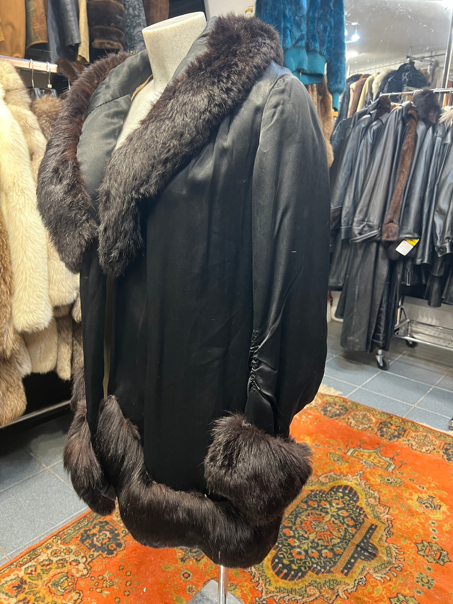 Veste en fourrure de renard sur le col, poignée et la taille