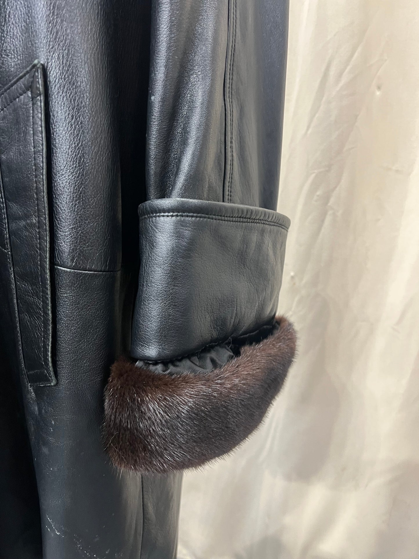 Manteau en cuir et fur sur le col et poignée