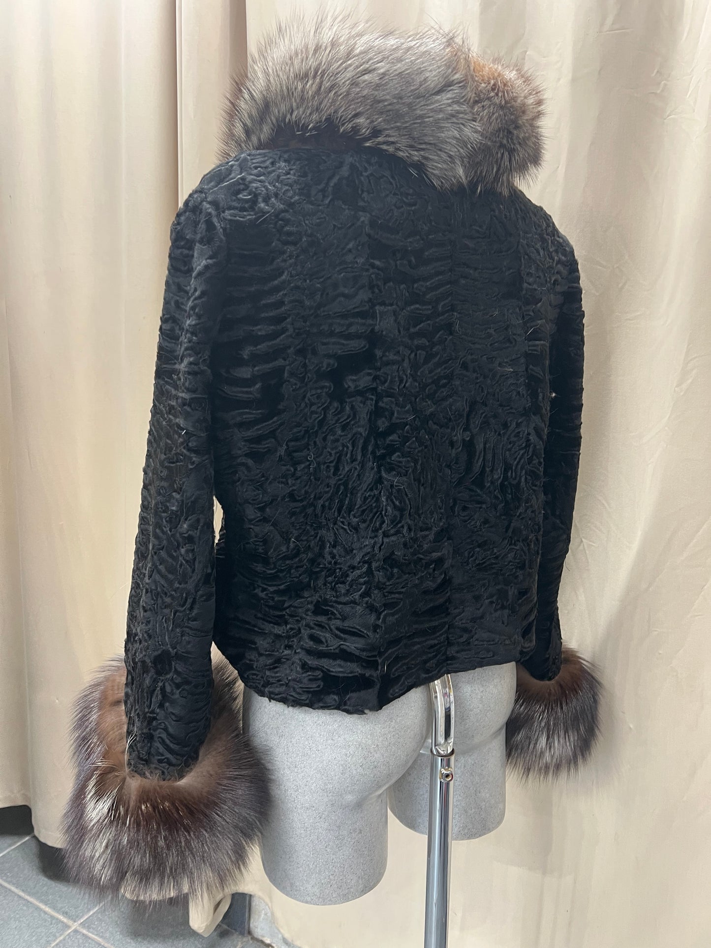 Renard sur le col et le poignet fourrure en persan