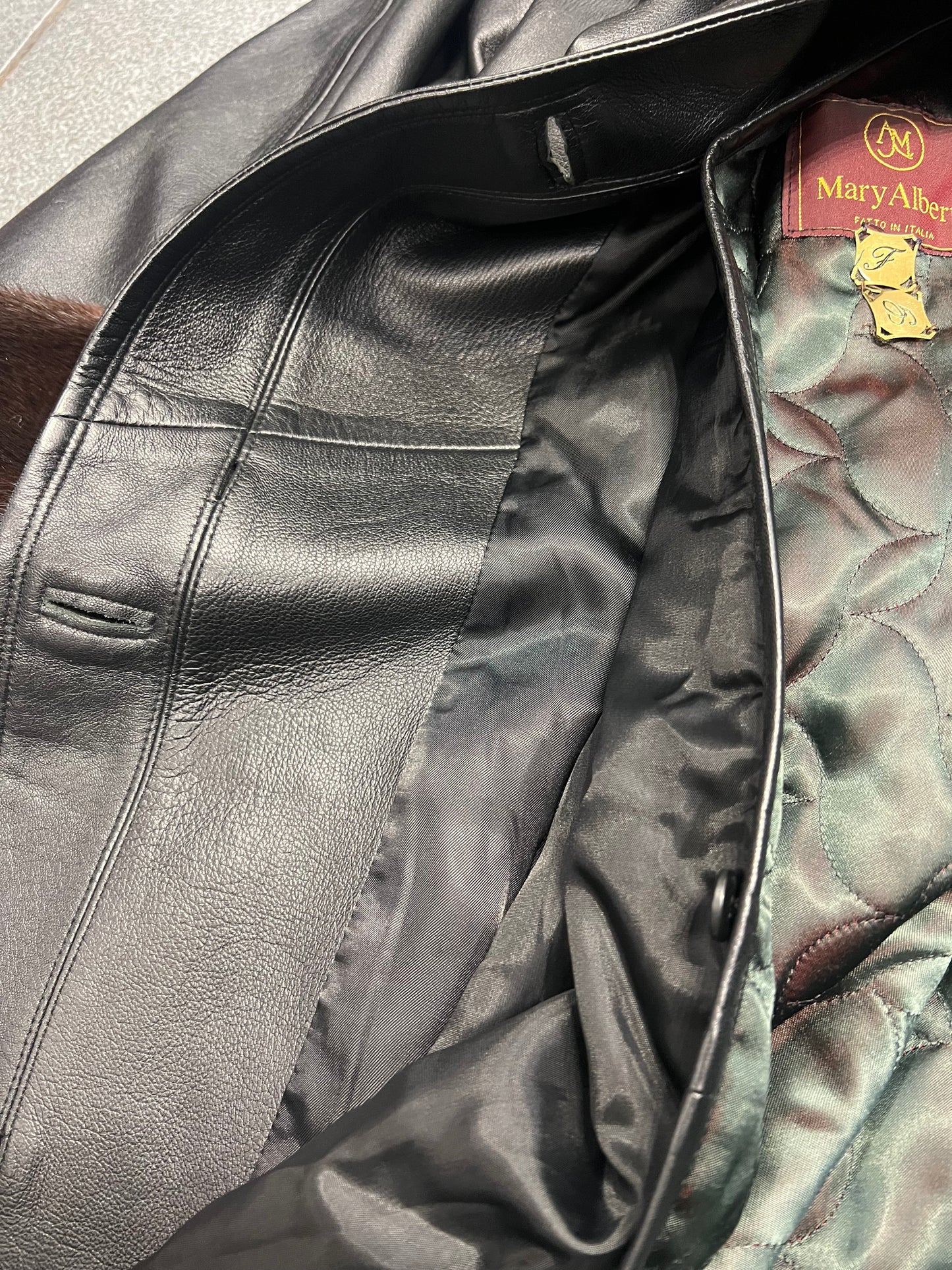 Manteau en cuir et fourrure de vison au col et poignée