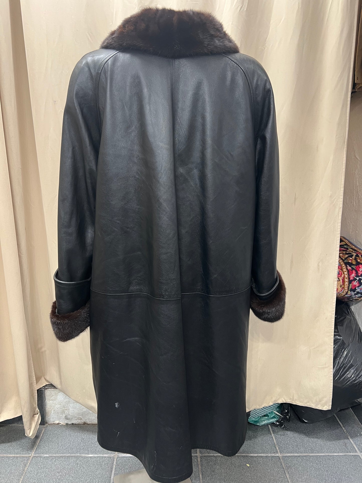 Manteau en cuir et fur sur le col et poignée