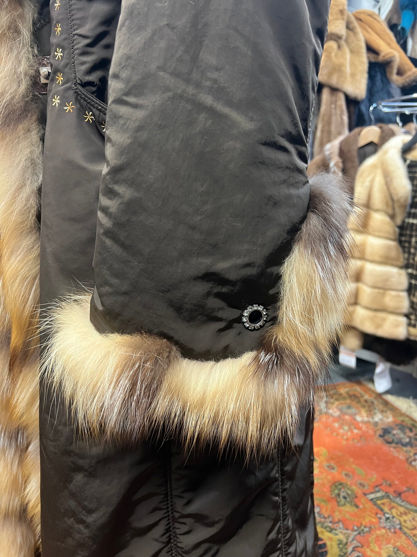 Manteau en fourrure sur le bordure et le poignet