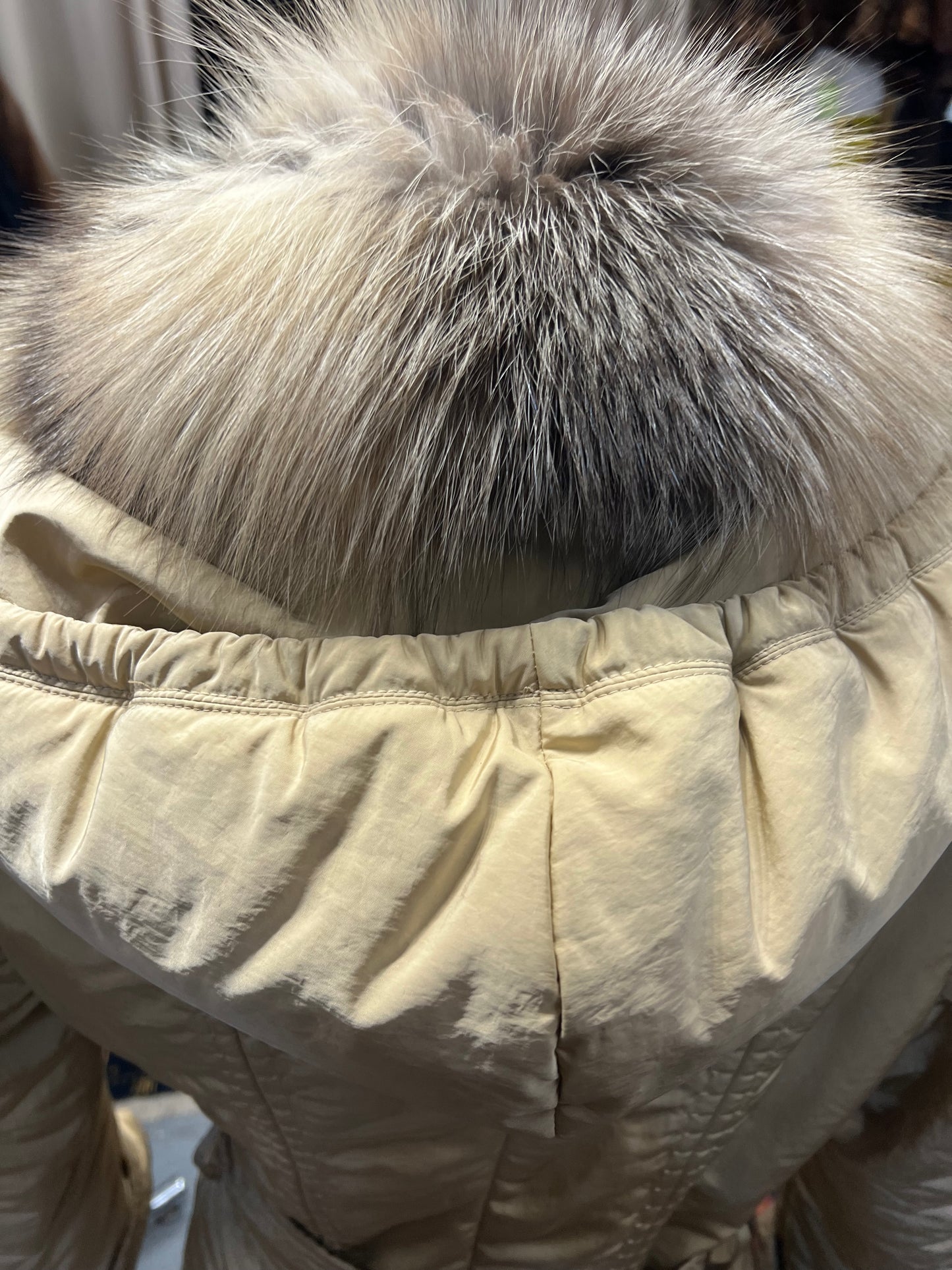 Manteau en bordure de fourrure renard