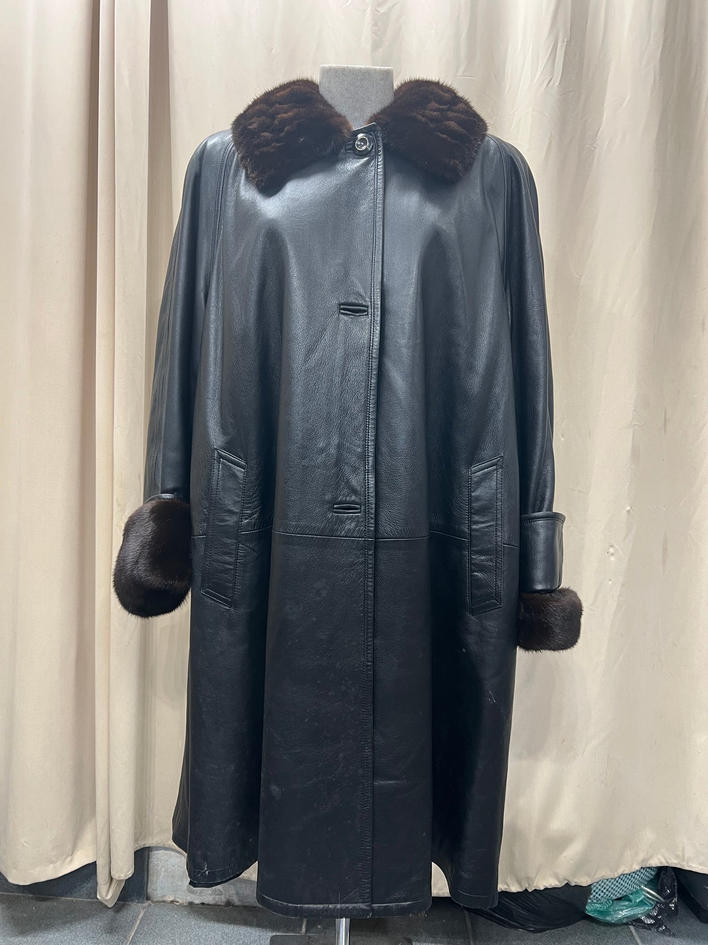 Manteau en cuir et fur sur le col et poignée