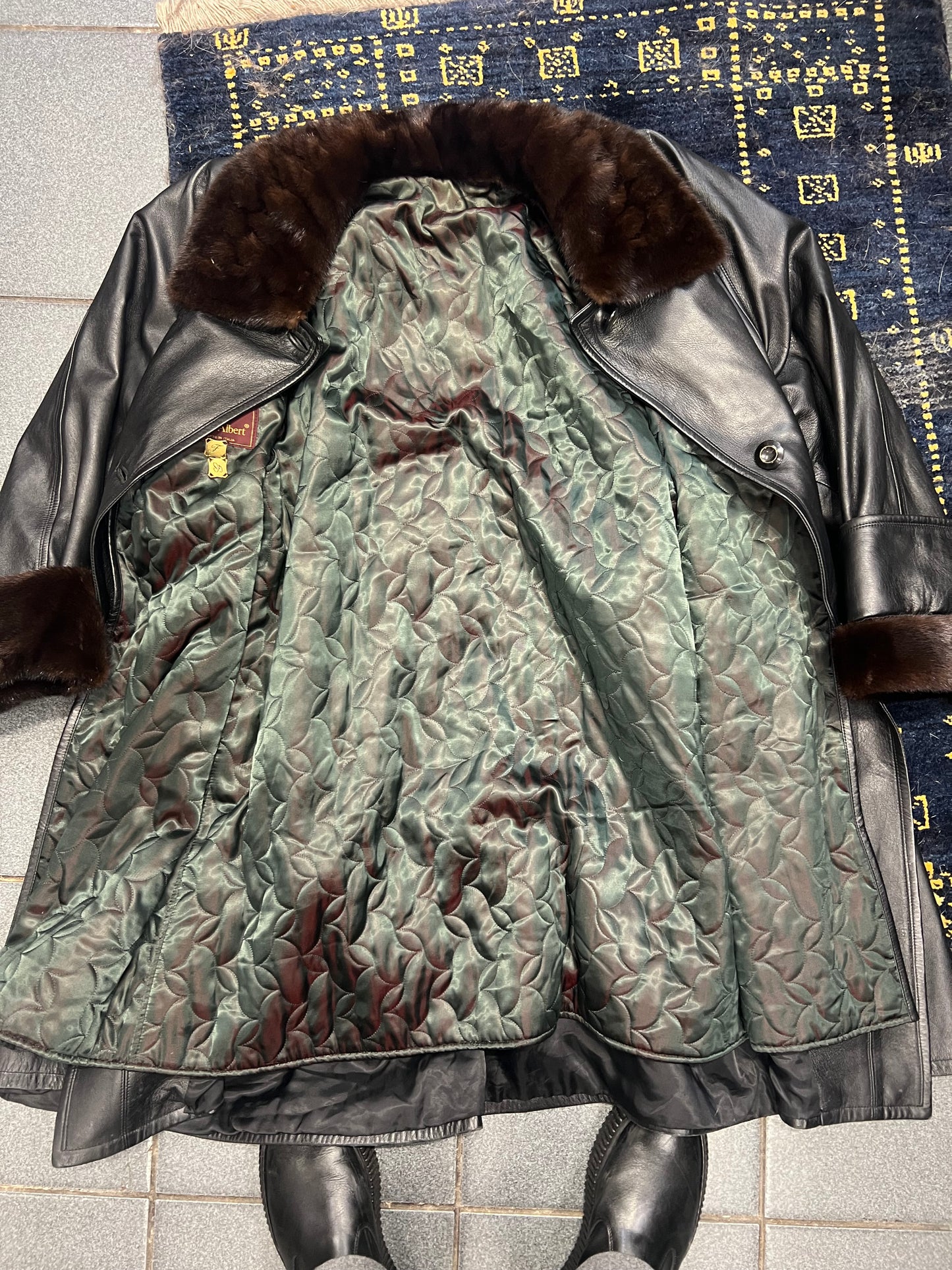 Manteau en cuir et fourrure de vison au col et poignée