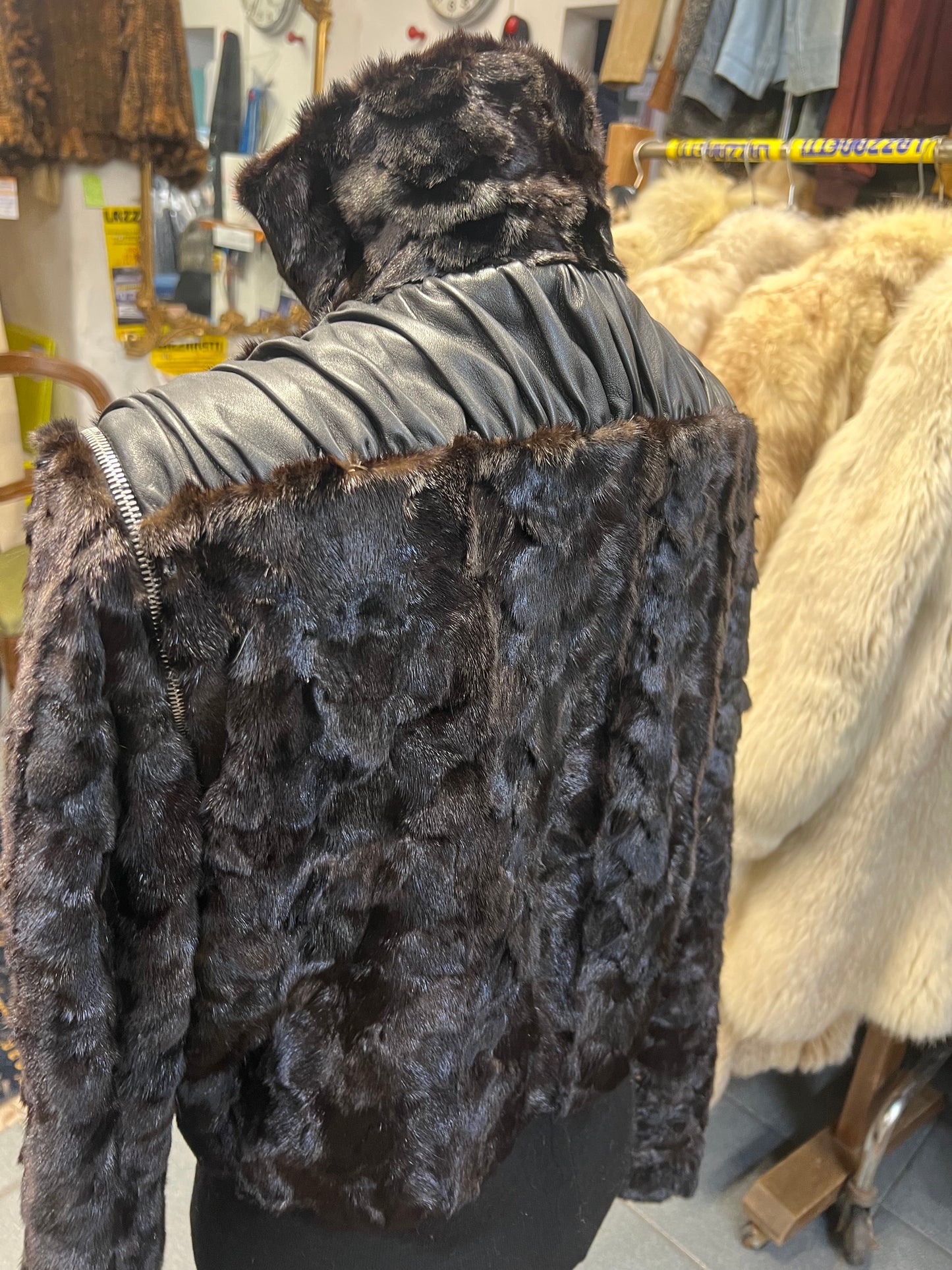 Cape de vison et cuir