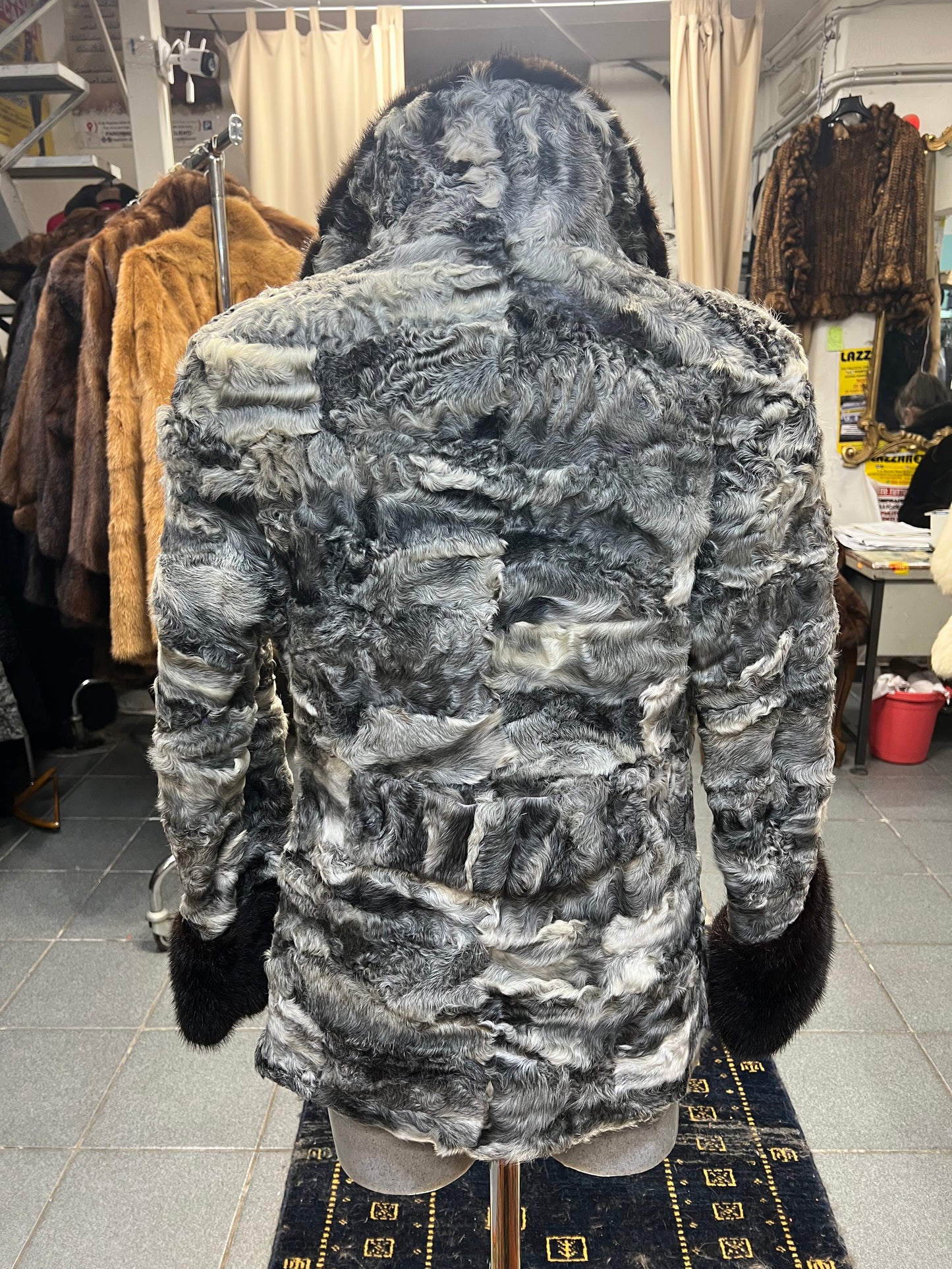 Cape astrakan col et poignée en vison