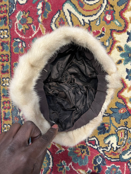 Bonnet en fourrure de vison clair