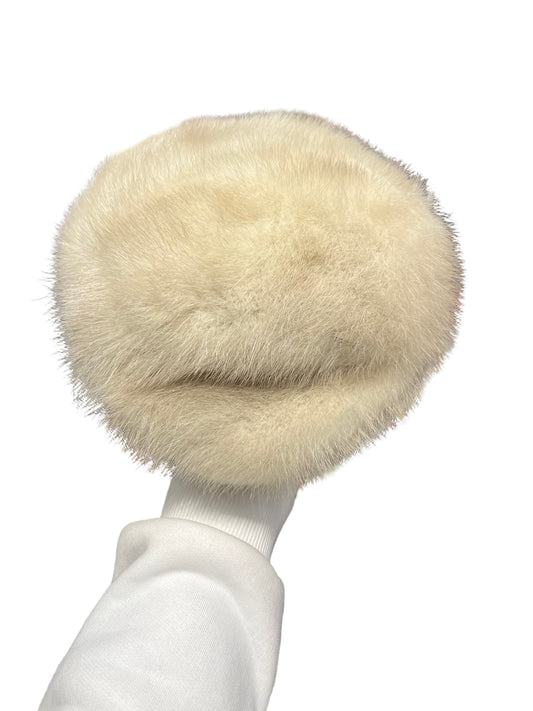 Bonnet en fourrure de vison clair