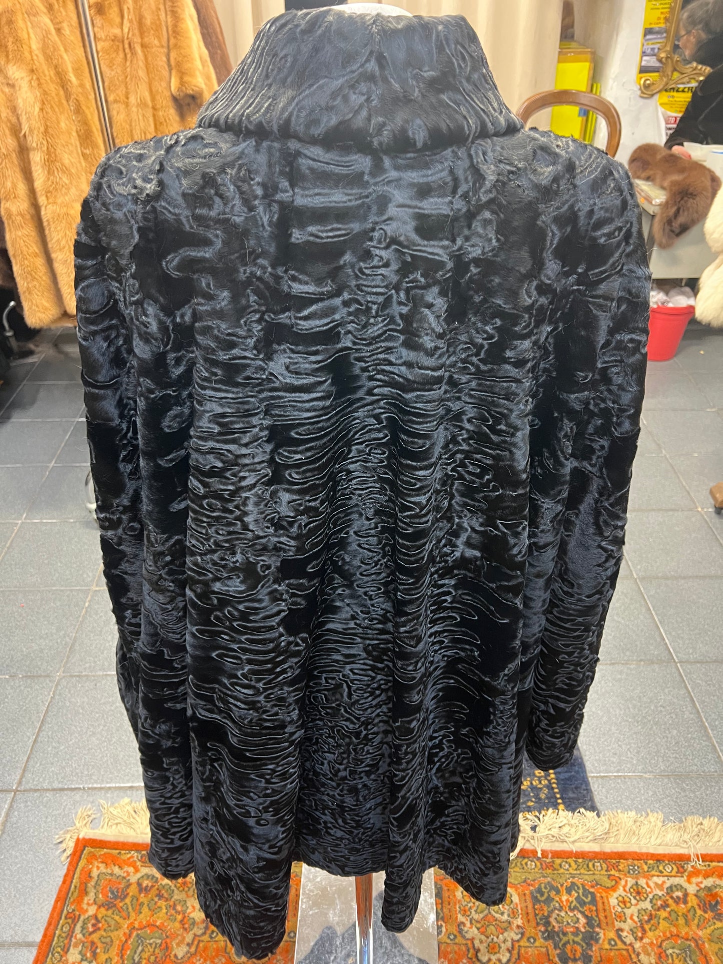 Manteau en fourrure astrakan ( Persan)