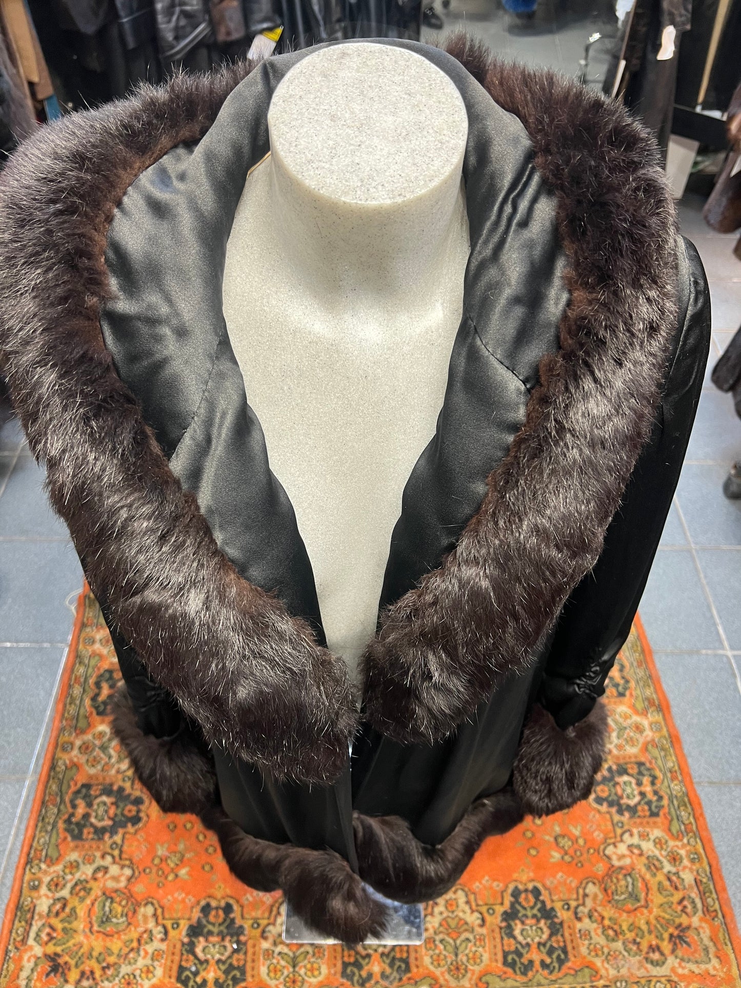 Veste en fourrure de renard sur le col, poignée et la taille