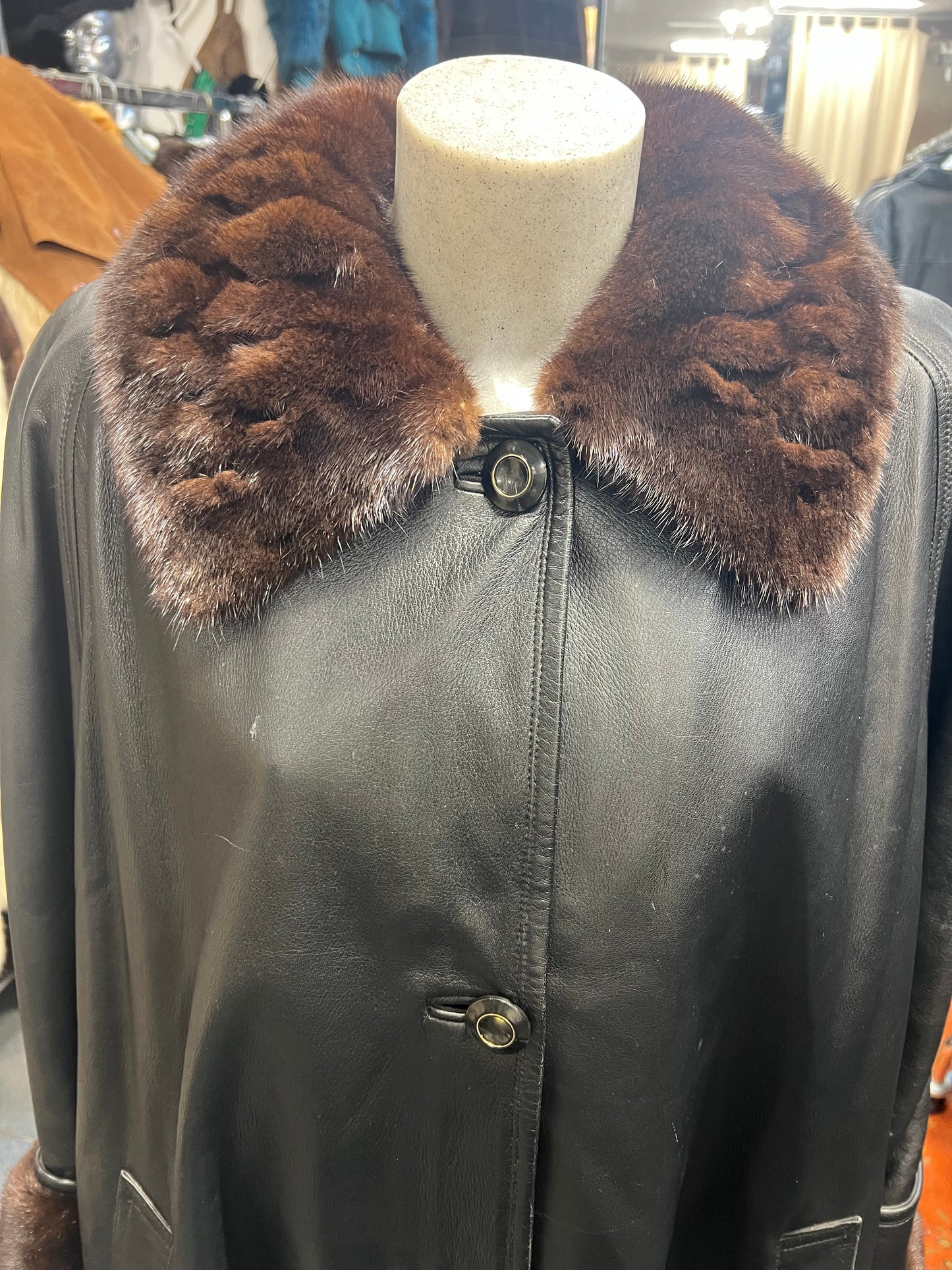 Manteau en cuir et fourrure de vison au col et poignée