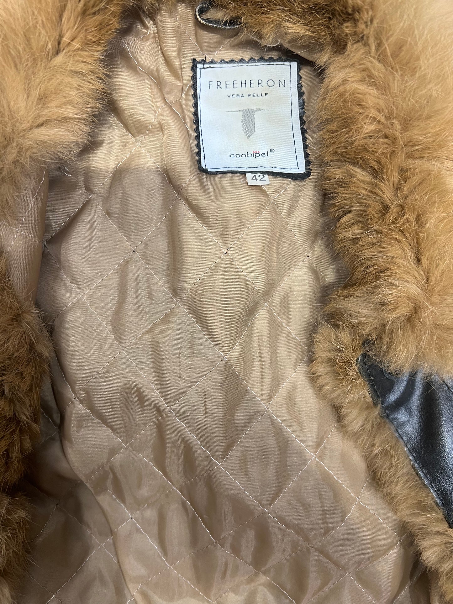 Veste Conbipel en cuir et fourrure sur le bordure