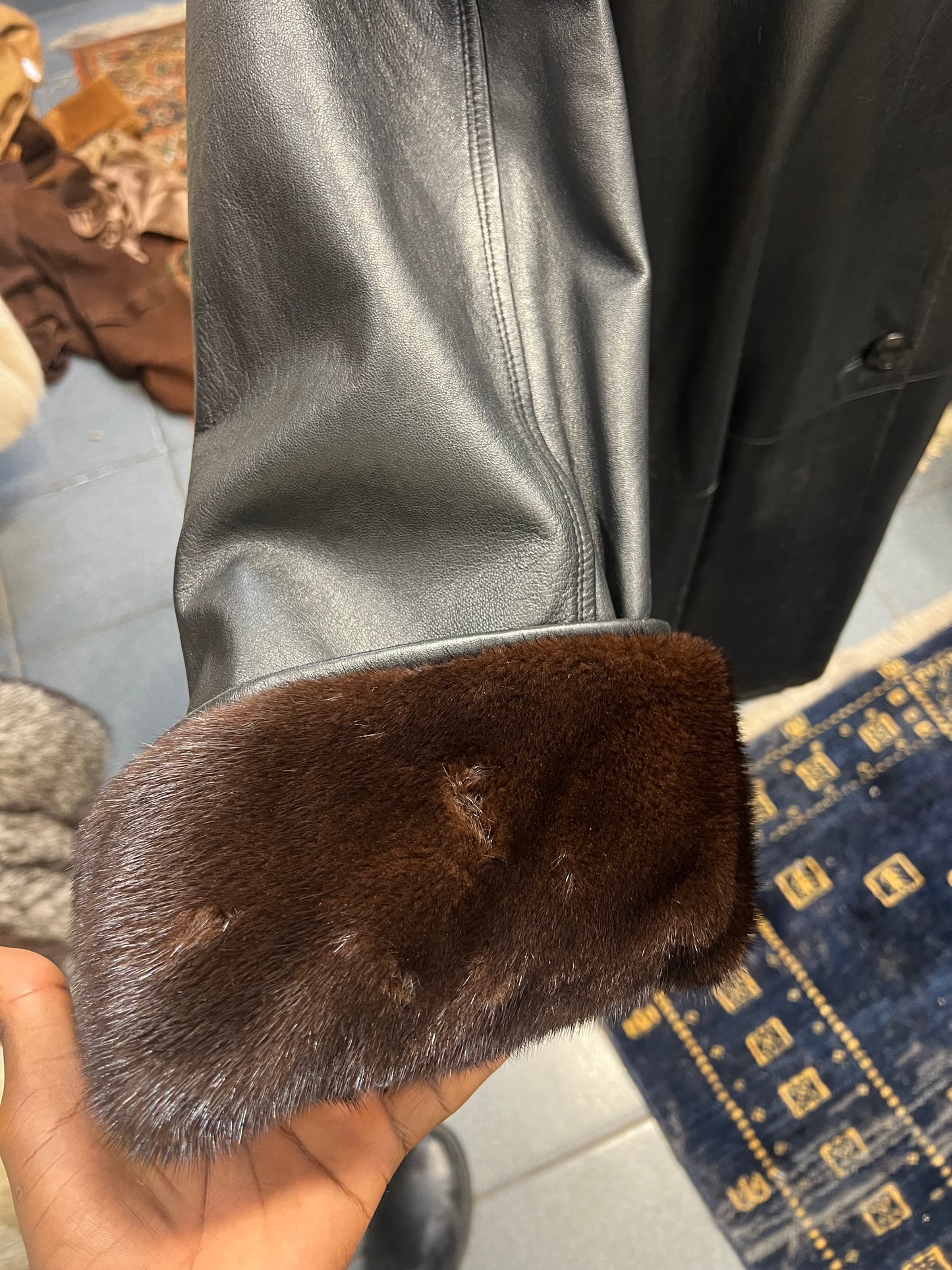 Manteau en cuir et fourrure de vison au col et poignée