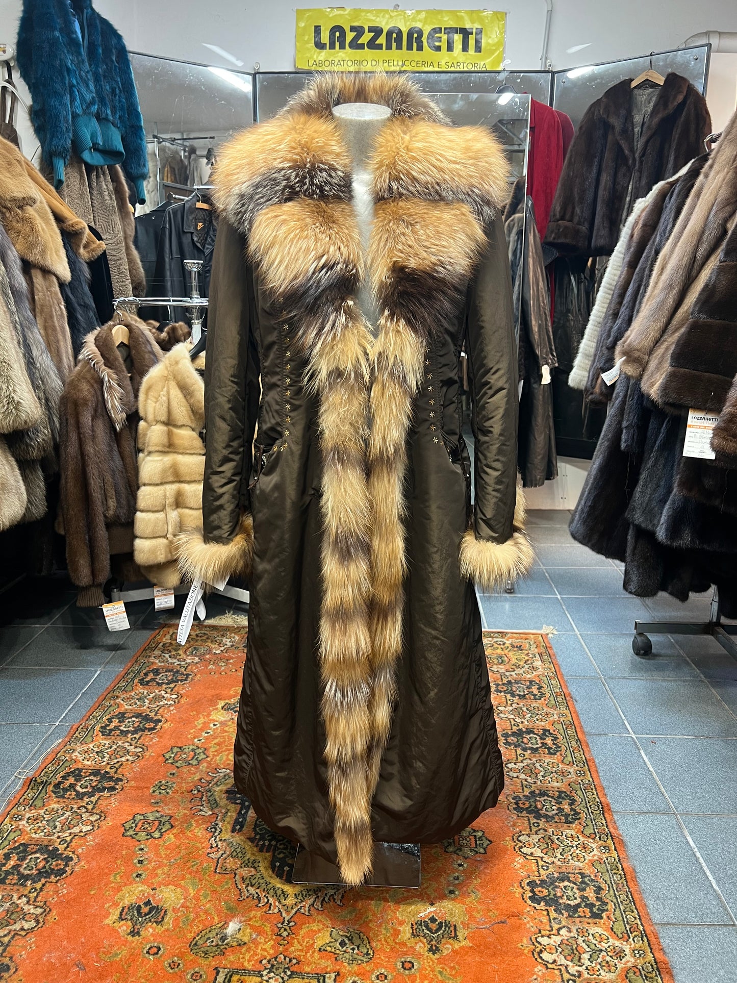 Manteau en fourrure sur le bordure et le poignet