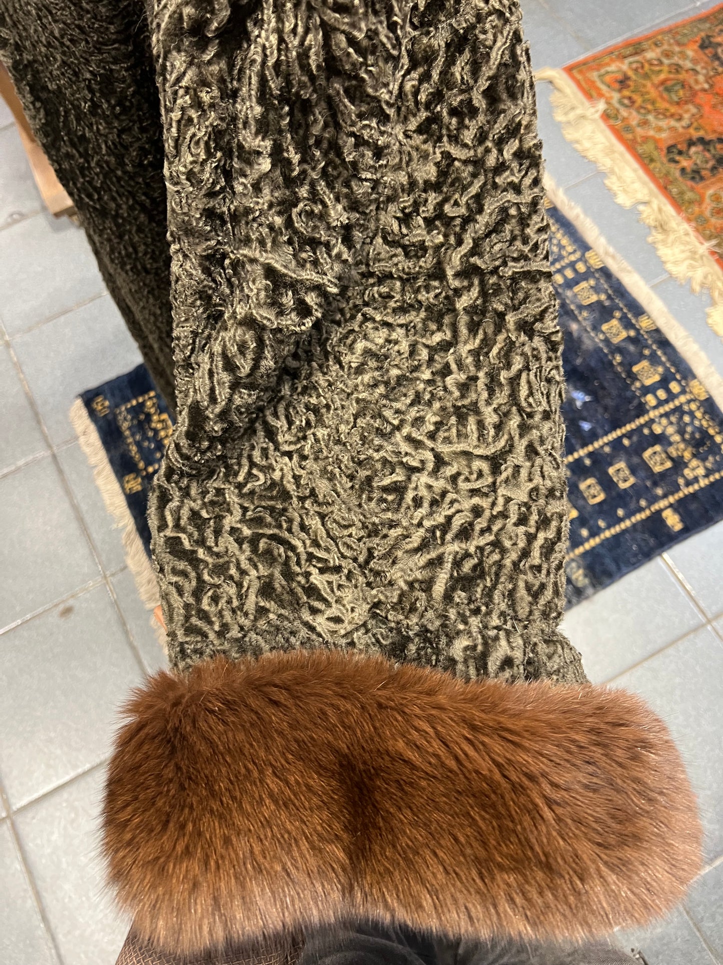 Manteau astrakan col et poignée en fourrure zibeline