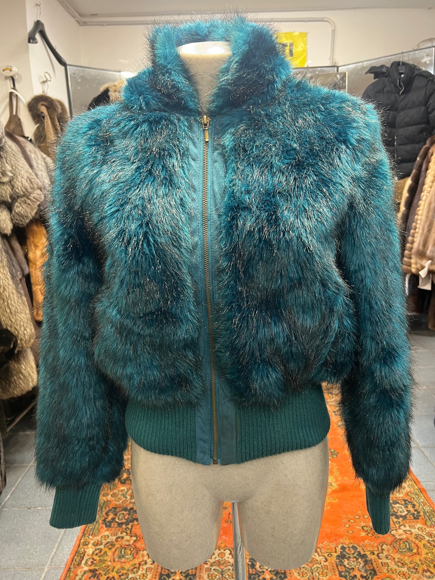 Cape avec capuche en fourrure écologique