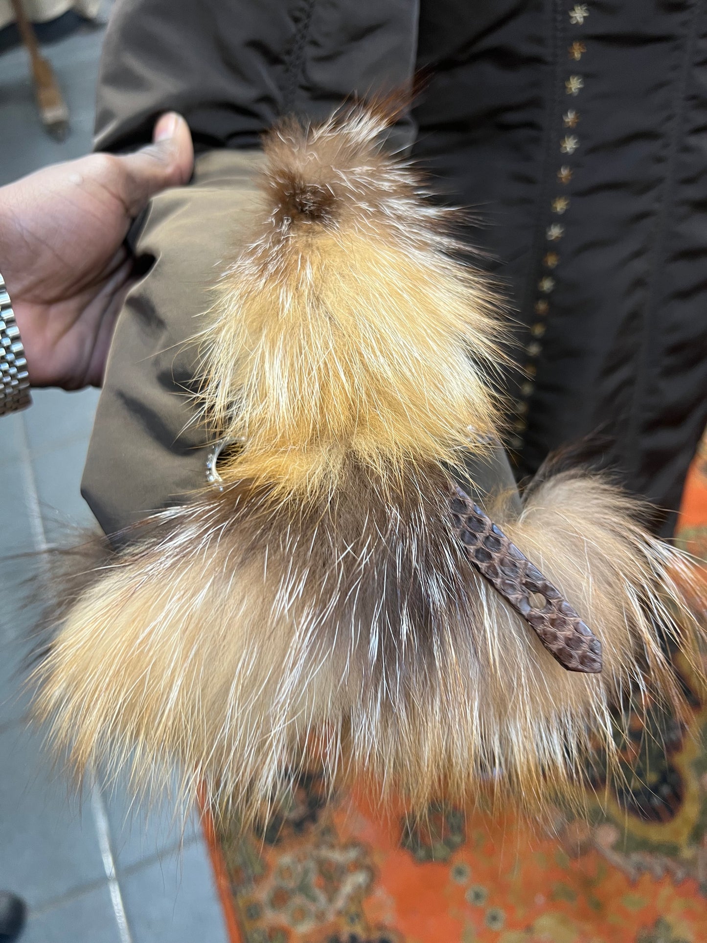 Manteau en fourrure sur le bordure et le poignet