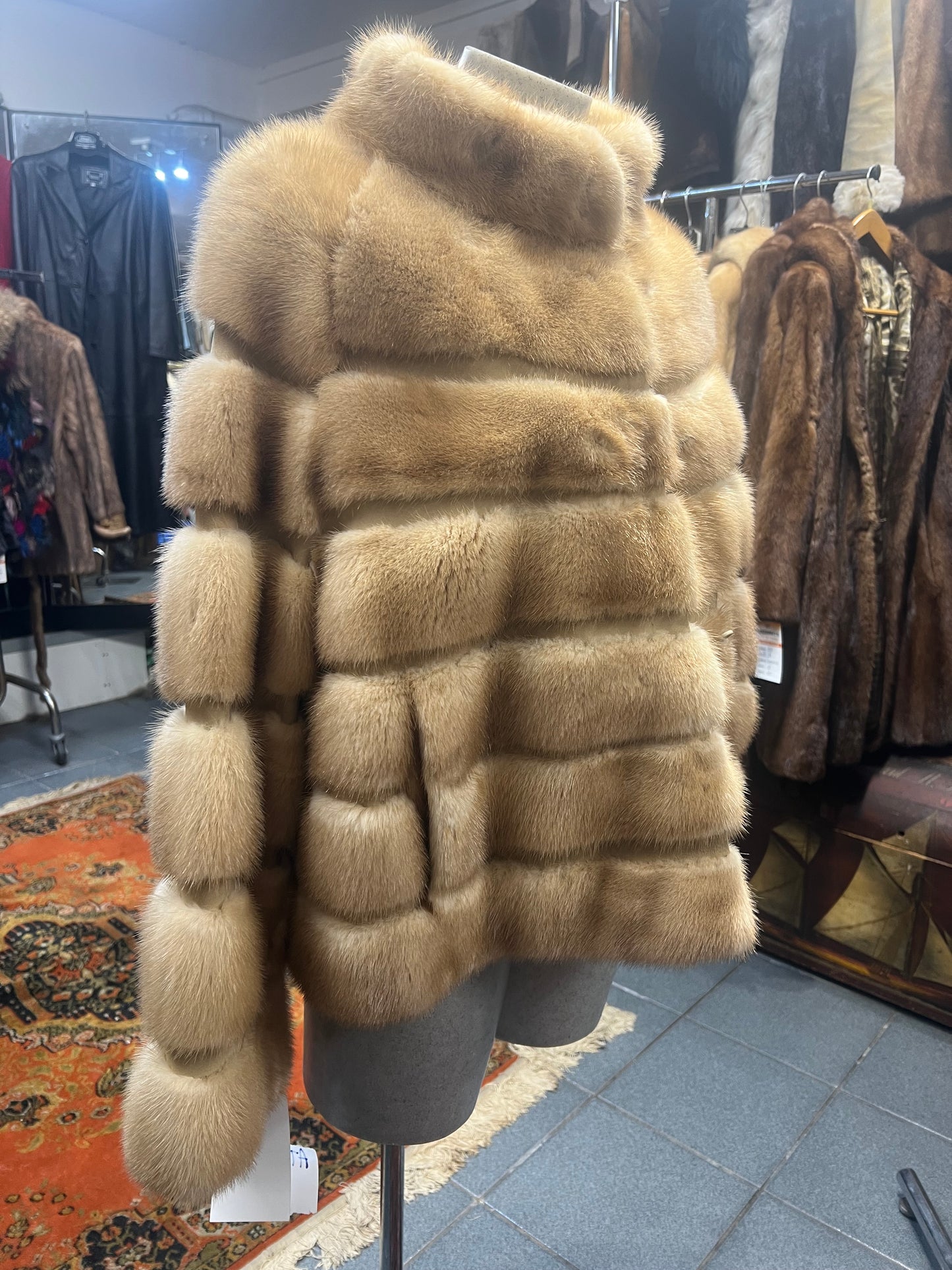 Cape en fourrure de vison beige 2380