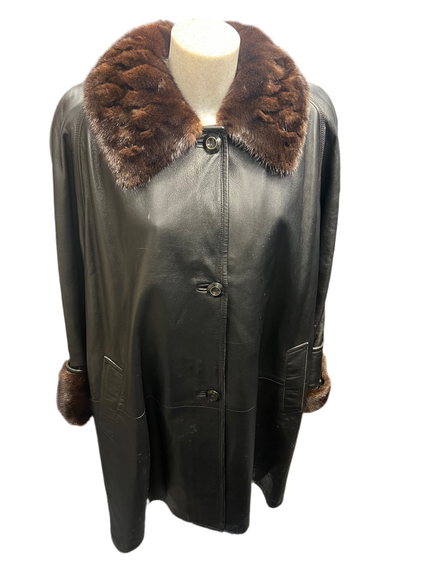 Manteau en cuir et fourrure de vison au col et poignée