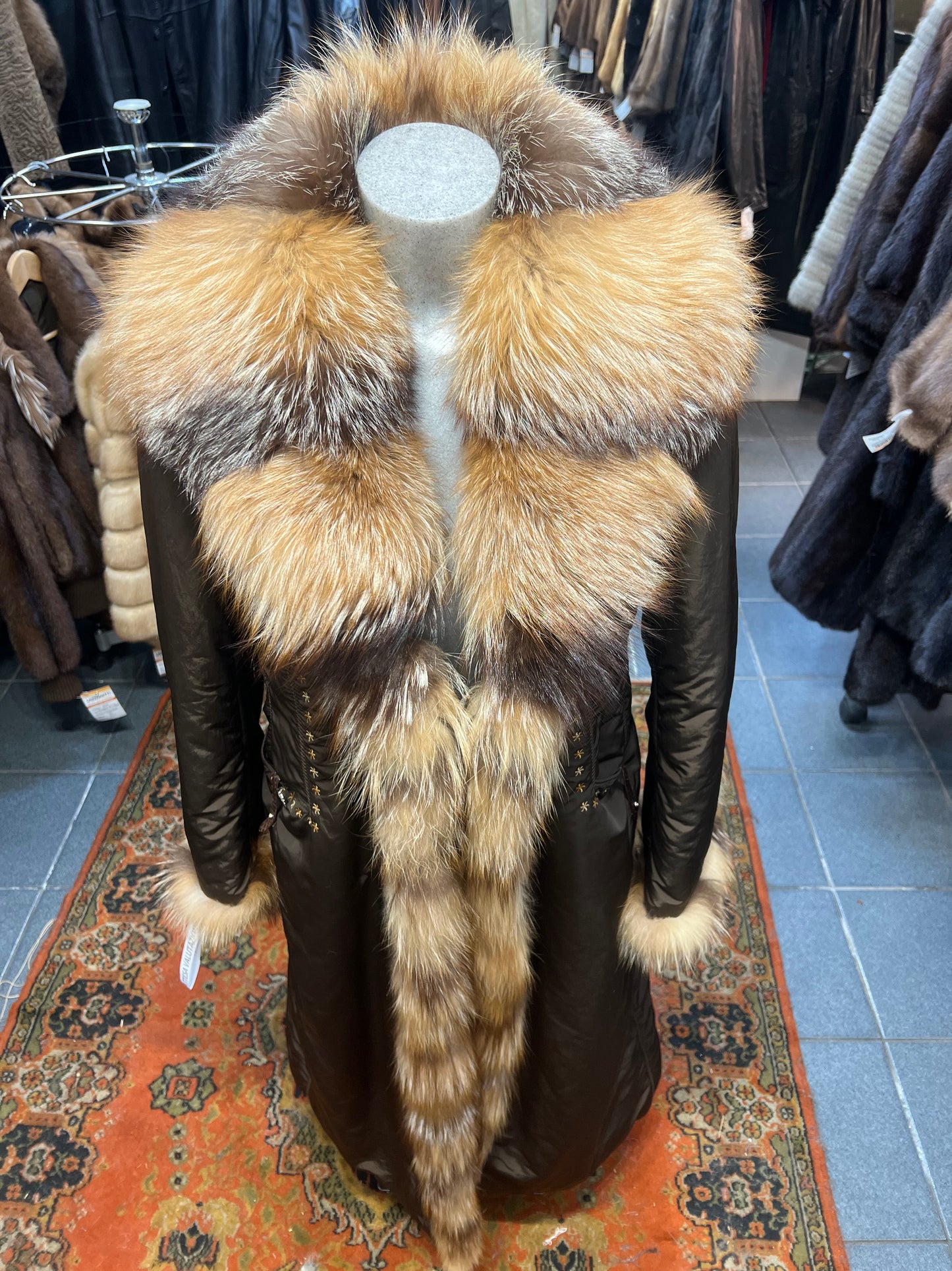 Manteau en fourrure sur le bordure et le poignet