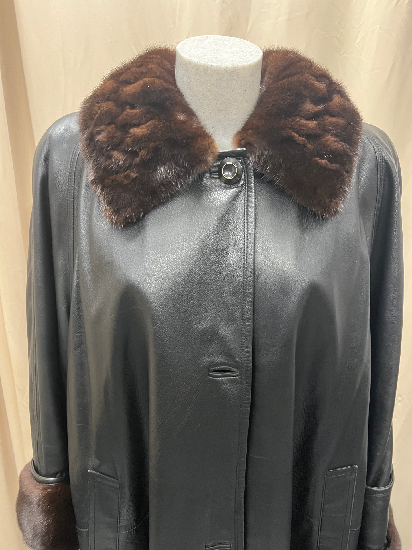 Manteau en cuir et fur sur le col et poignée