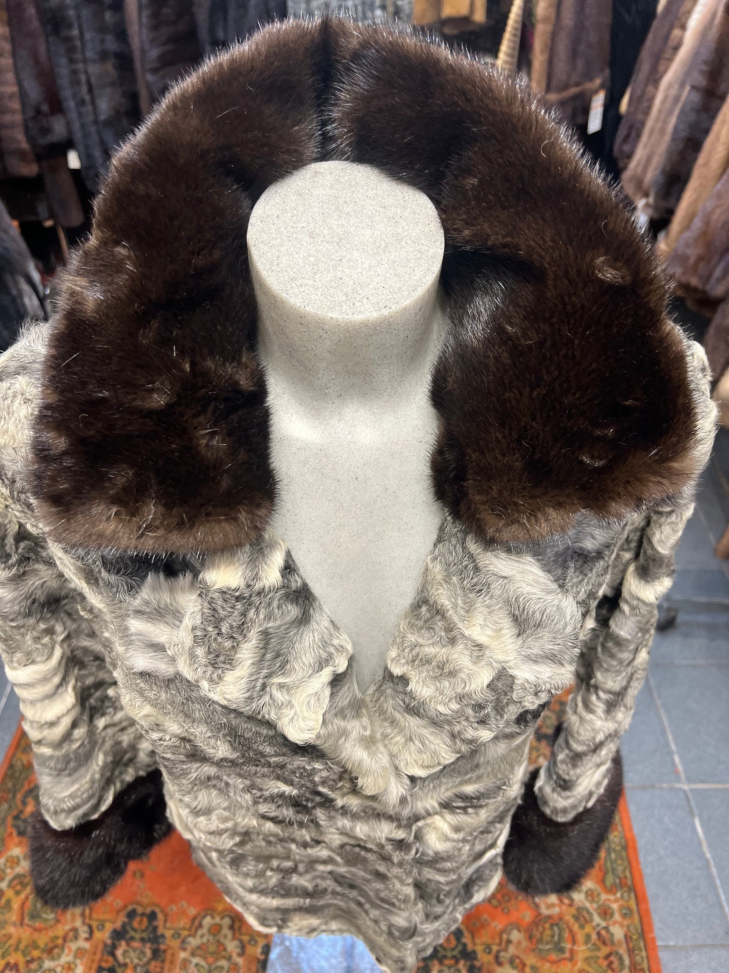 Cape astrakan col et poignée en vison