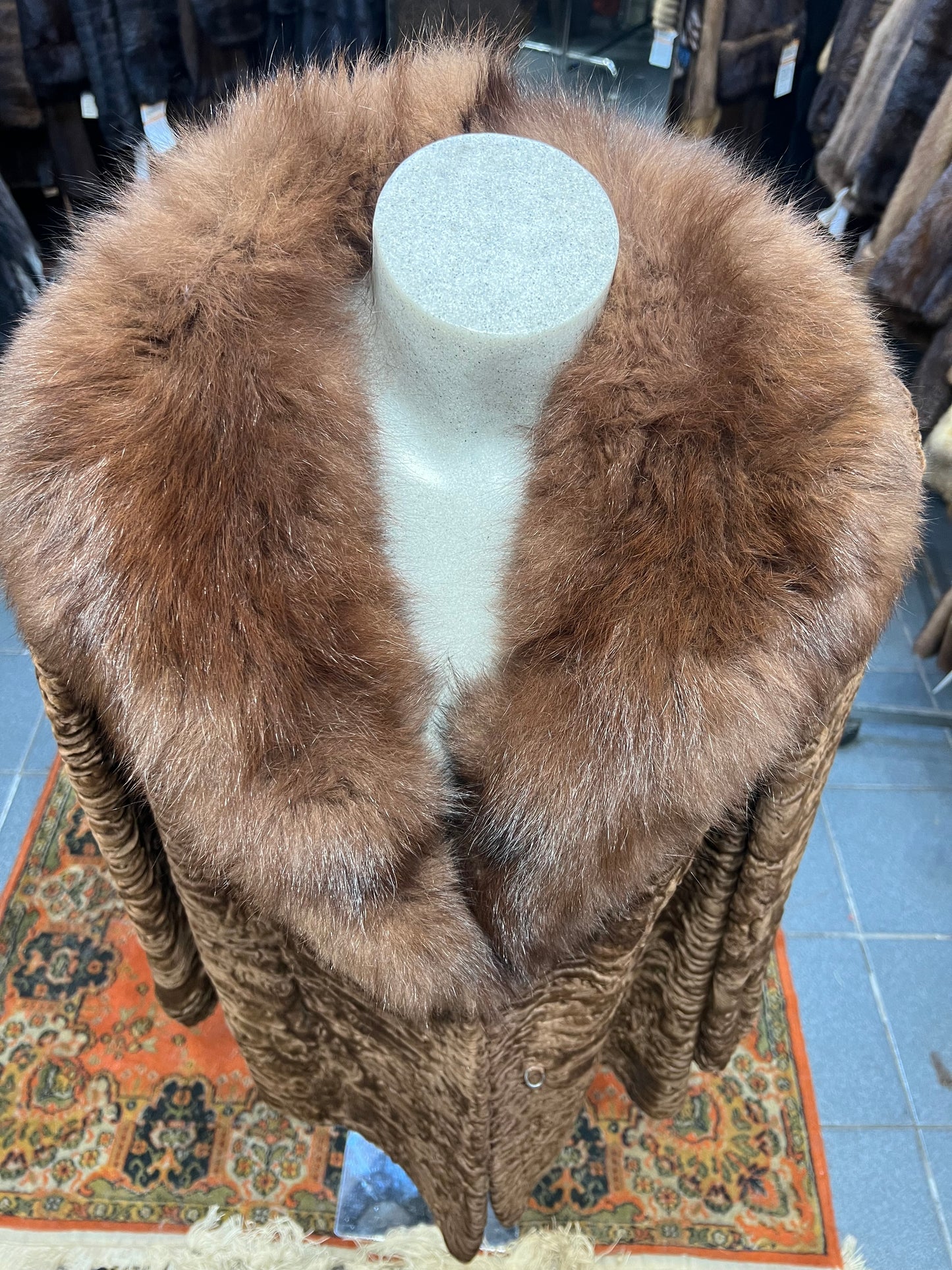 Persan du col en fourrure de vison