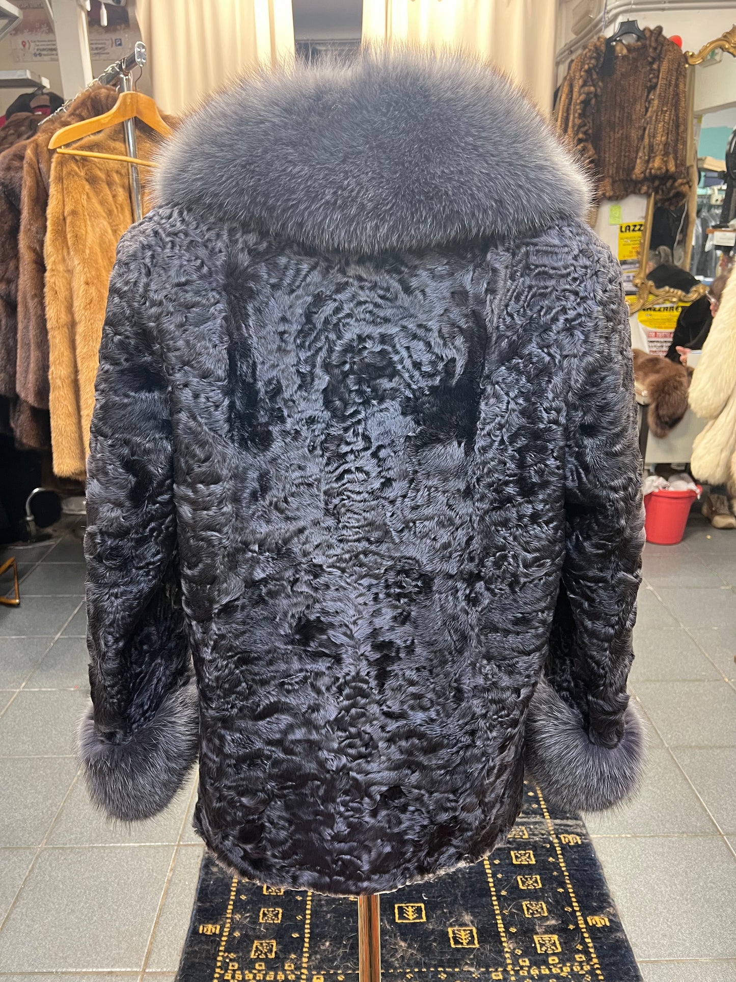 Manteau astrakan col et poignée en renard