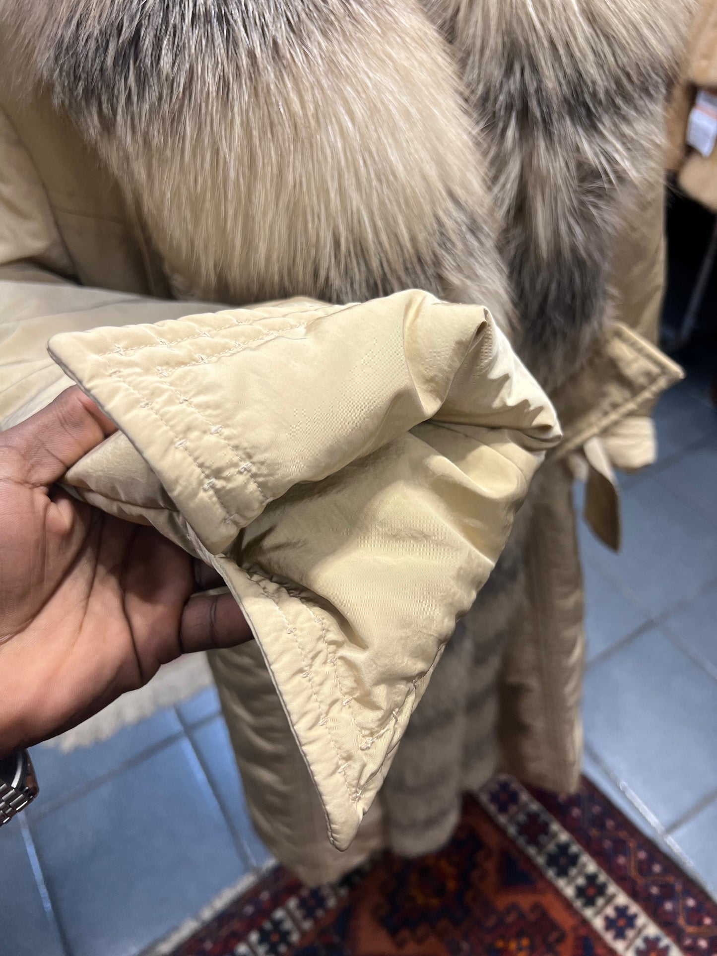 Manteau en bordure de fourrure renard