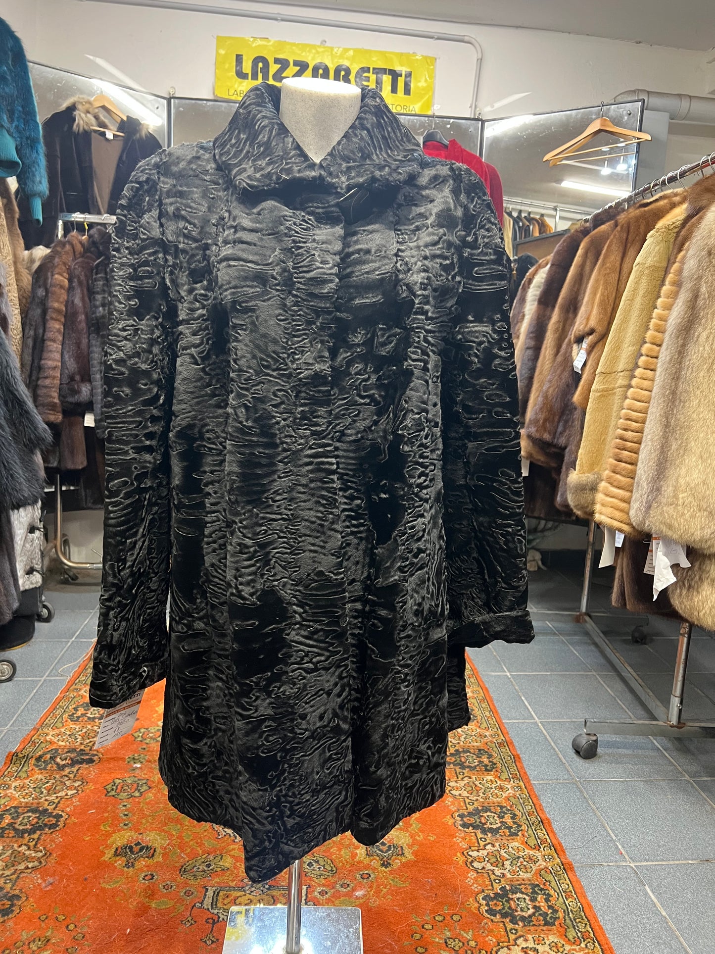 Manteau en fourrure astrakan ( Persan)