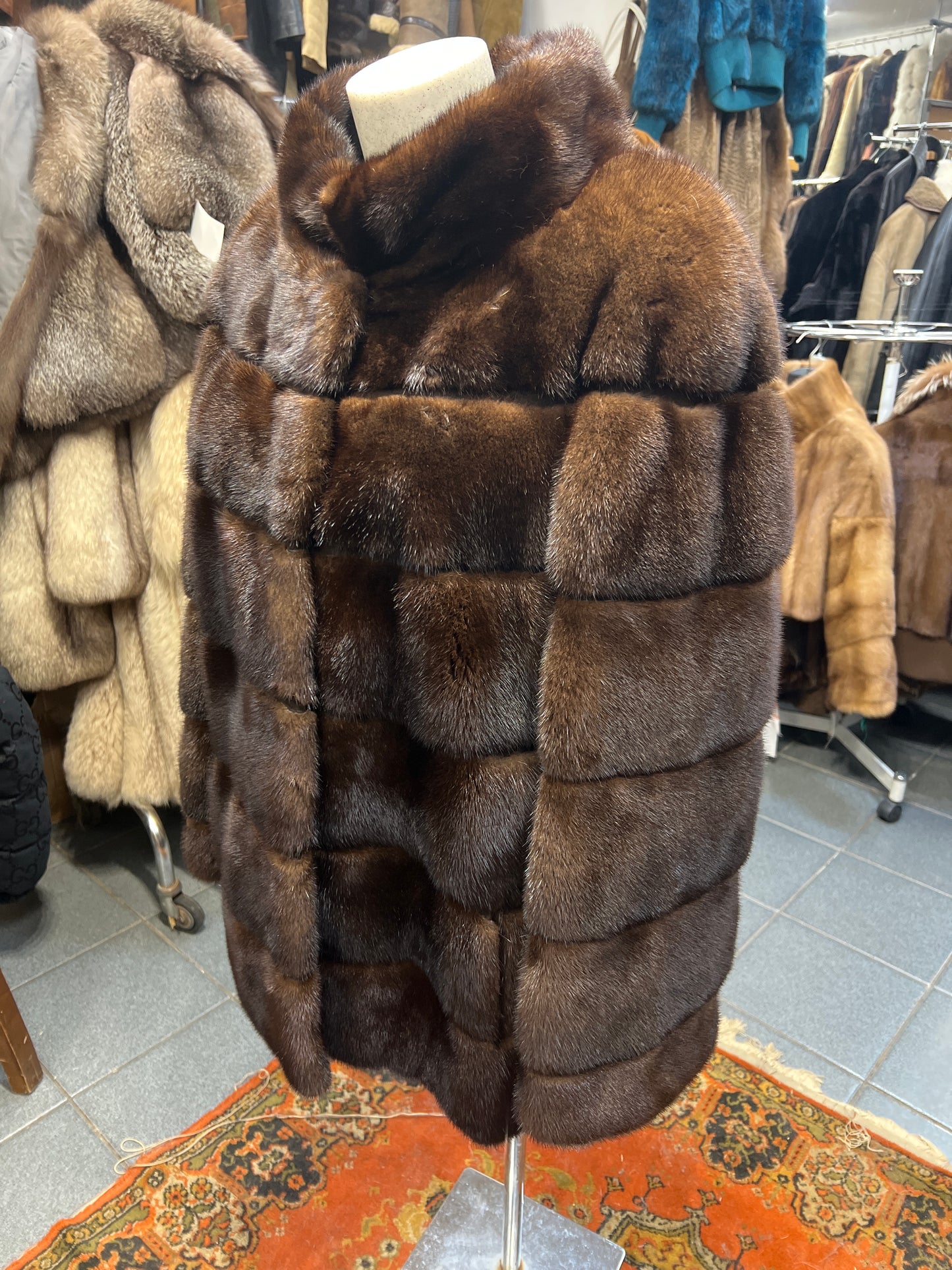 Manteau en fourrure de vison foncée 2636