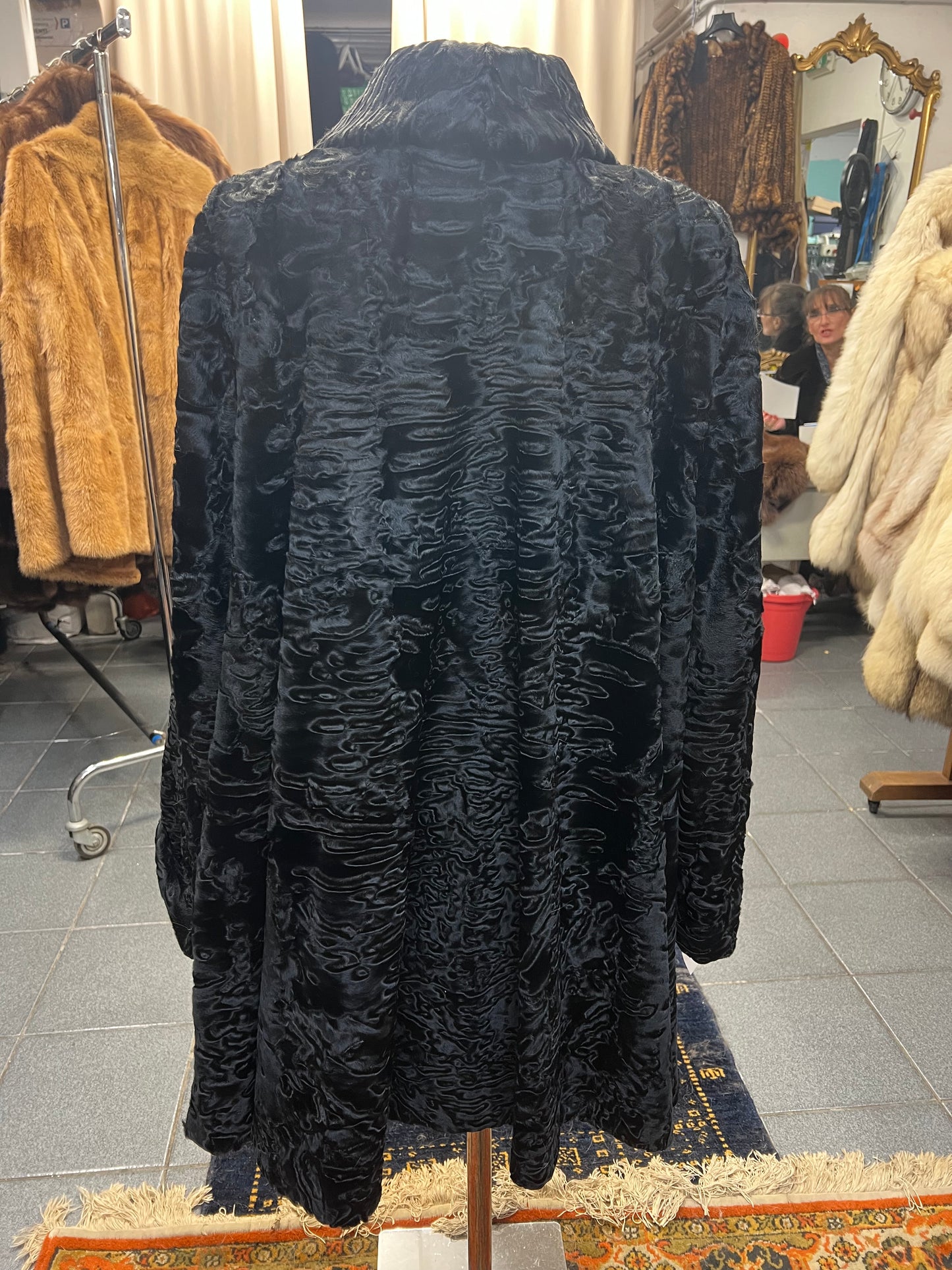 Manteau en fourrure astrakan ( Persan)