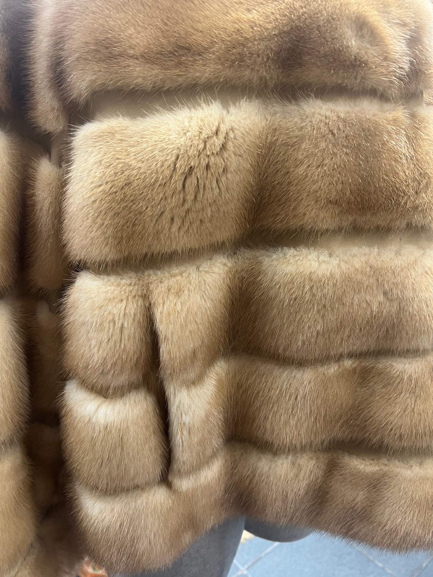 Cape en fourrure de vison beige 2380