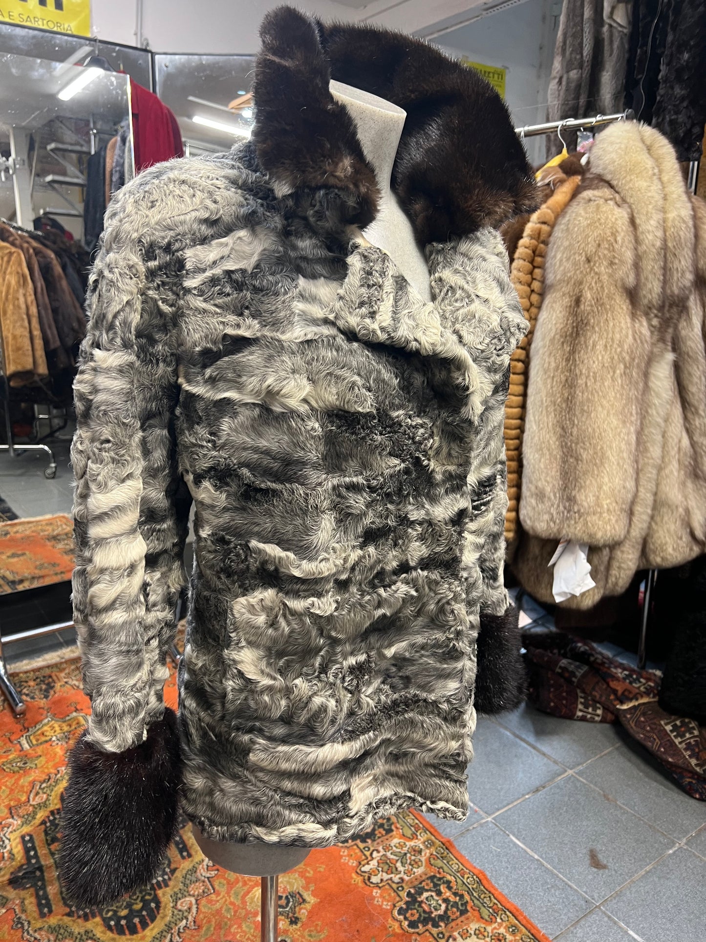 Cape astrakan col et poignée en vison